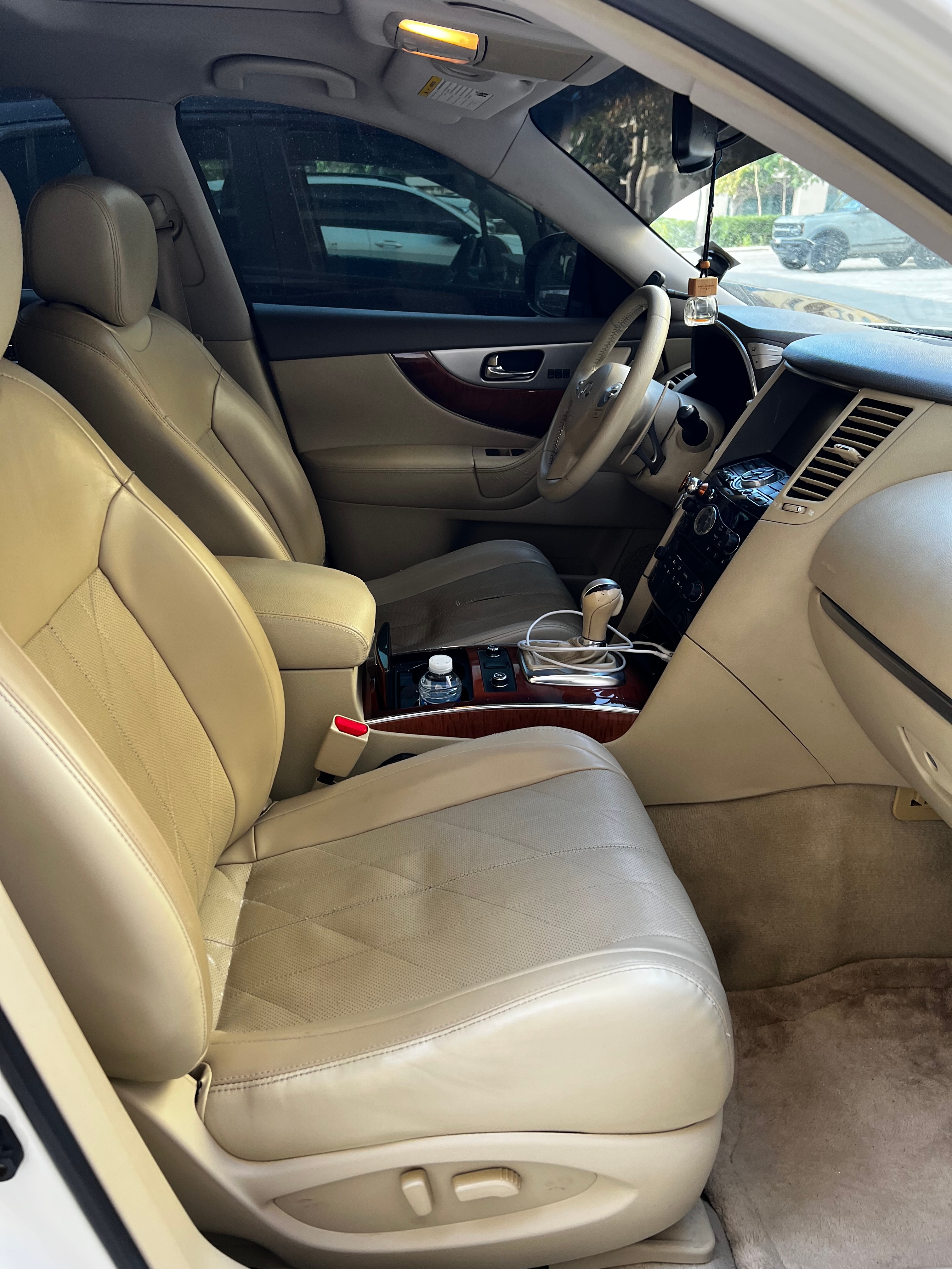Белый Infiniti QX70 Excellence 2016 год