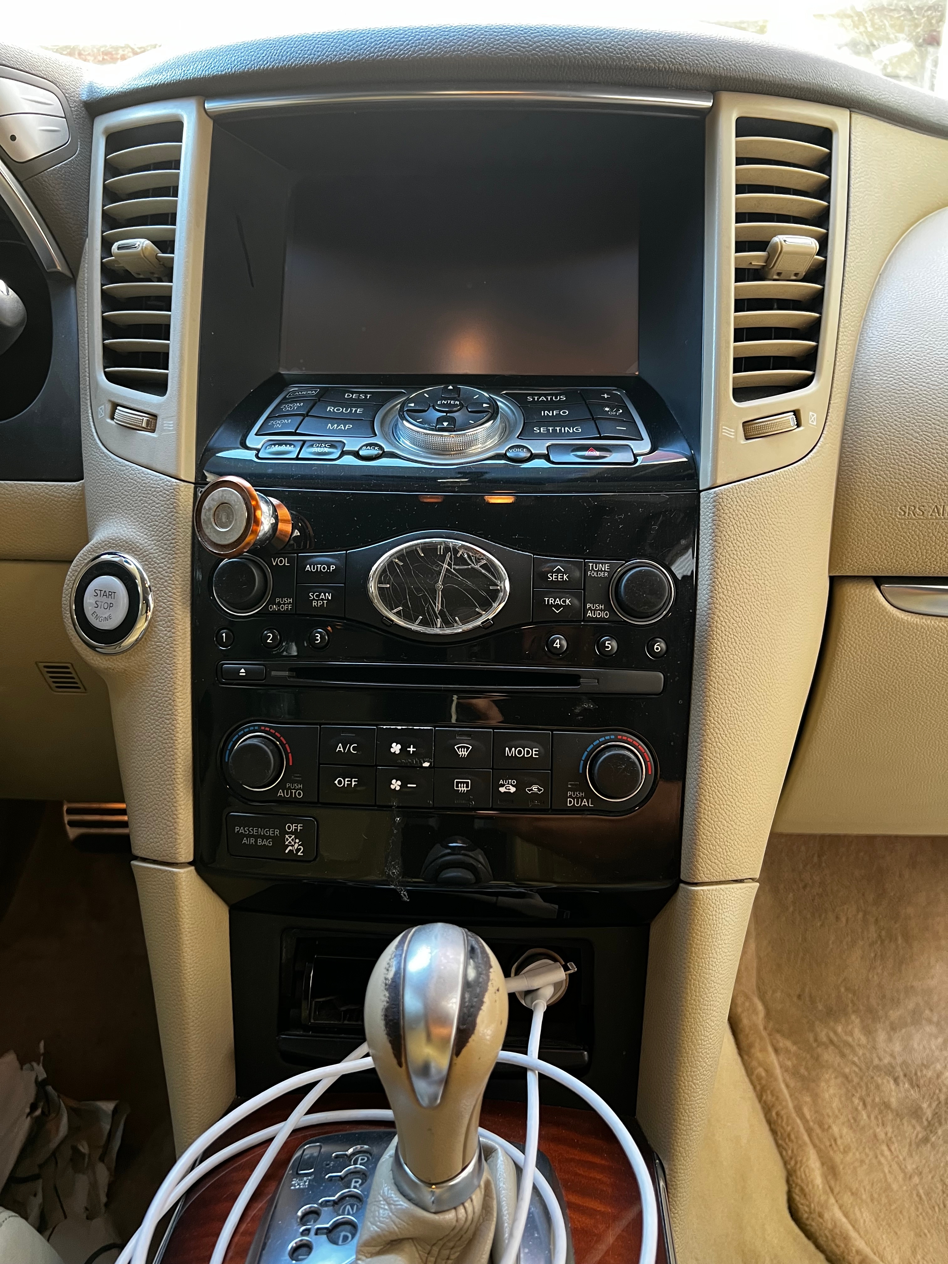 White Infiniti QX70 Excellence 2016