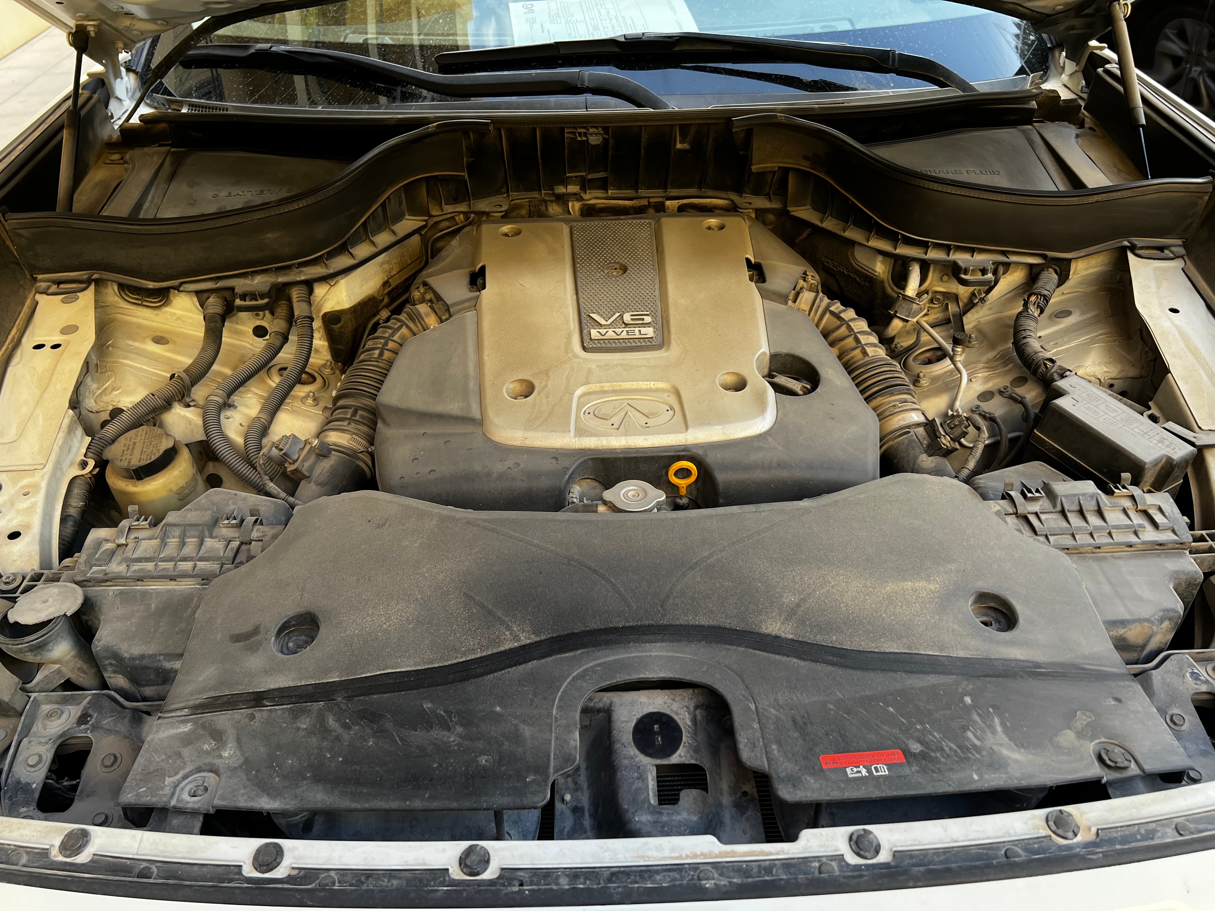 Белый Infiniti QX70 Excellence 2016 год