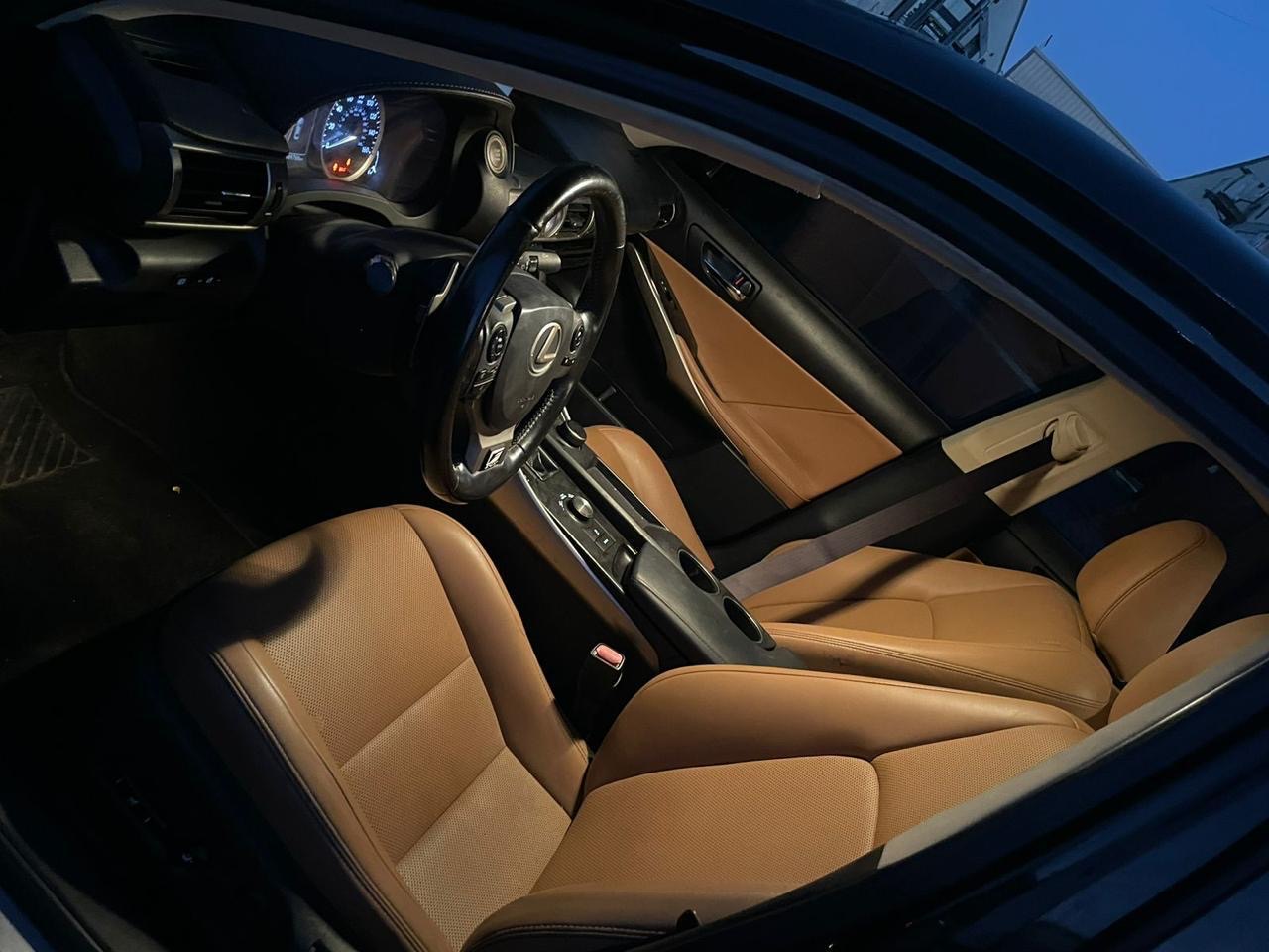 Noir Lexus IS200t 2016