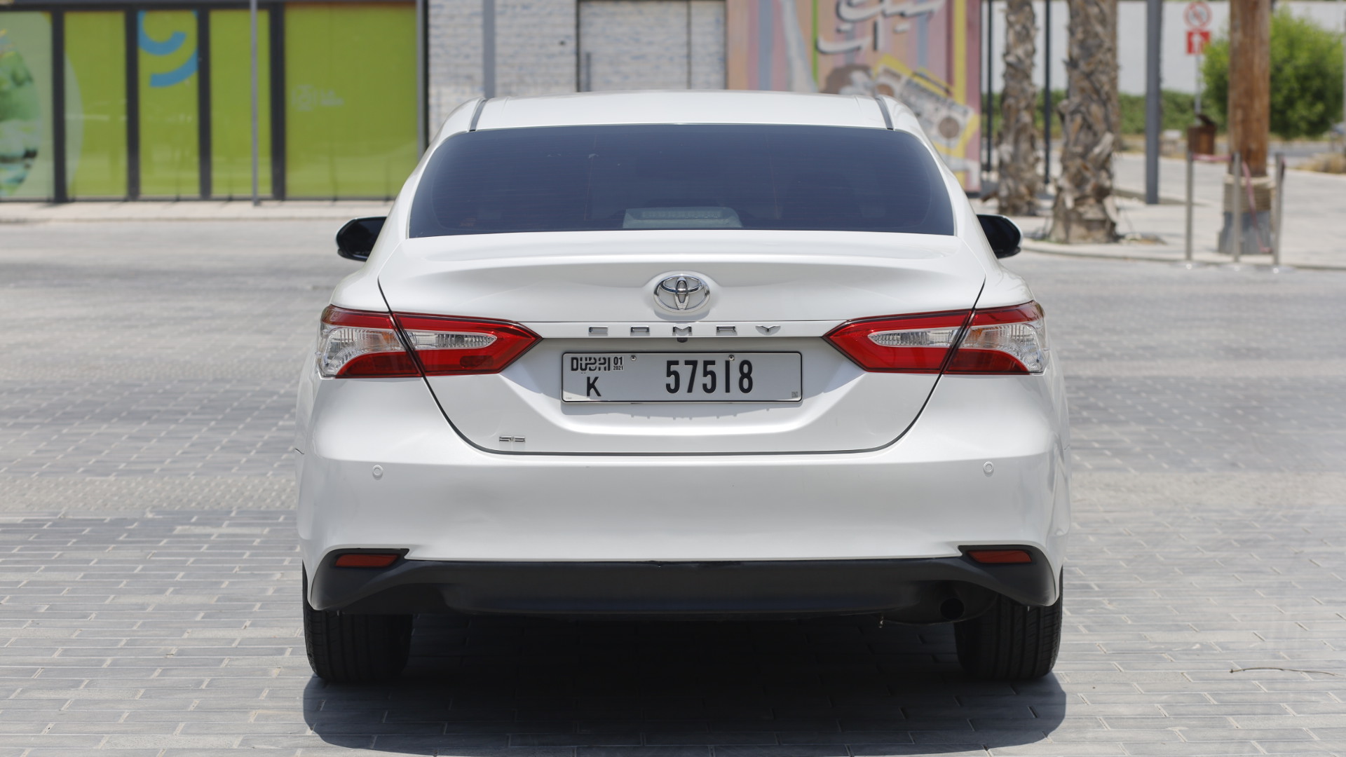 白色的 丰田 Camry SE 2020