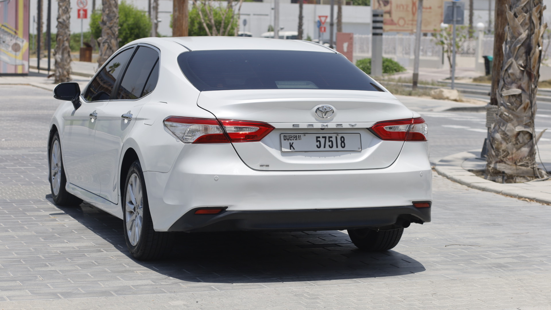 白色的 丰田 Camry SE 2020
