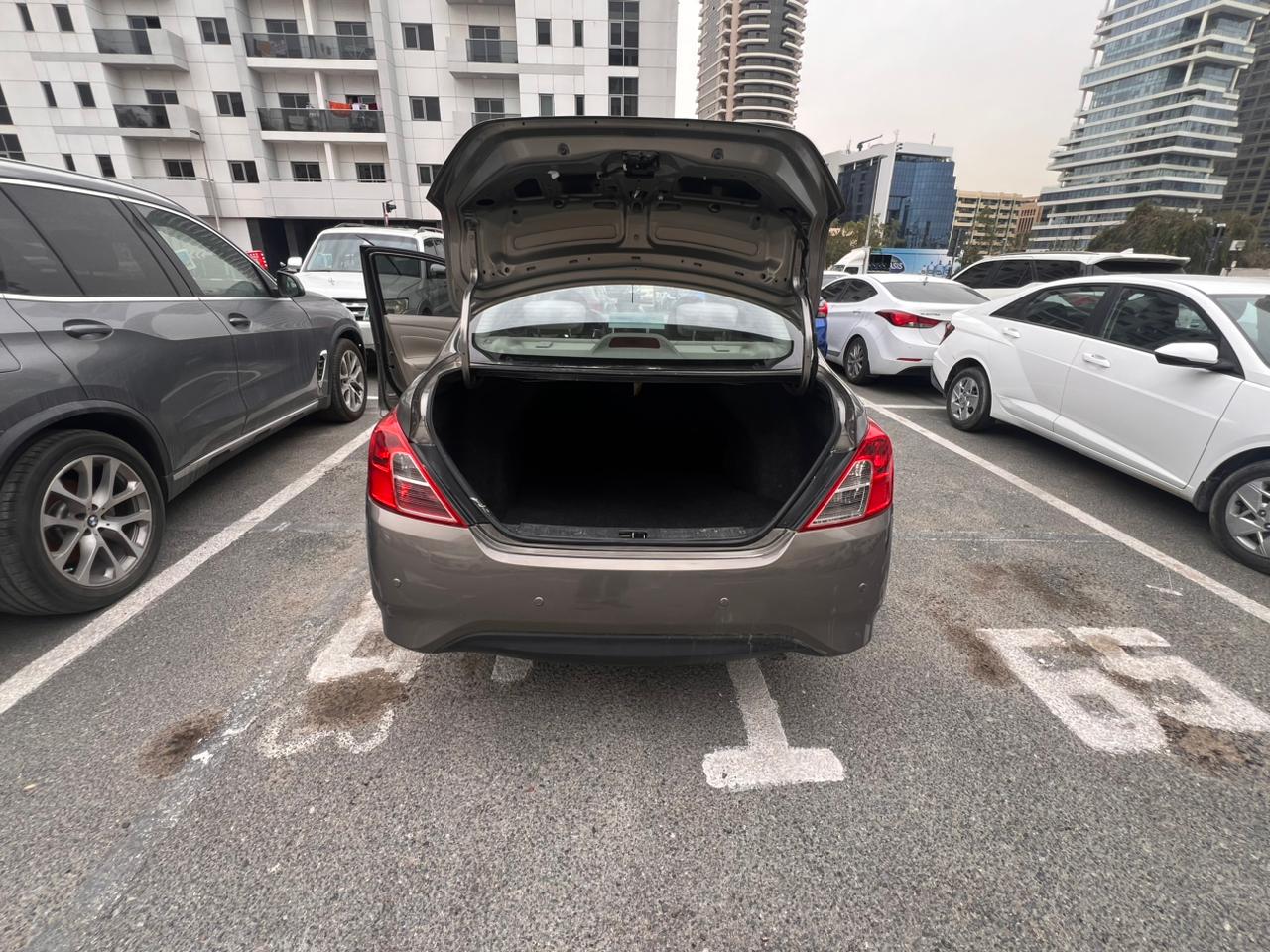Gris Nissan Sunny Base 2024