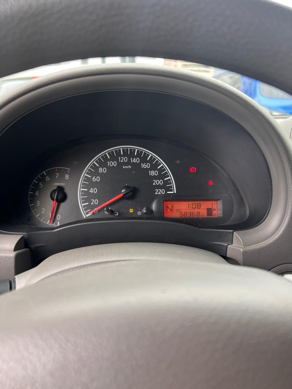 Gris Nissan Sunny Base 2024