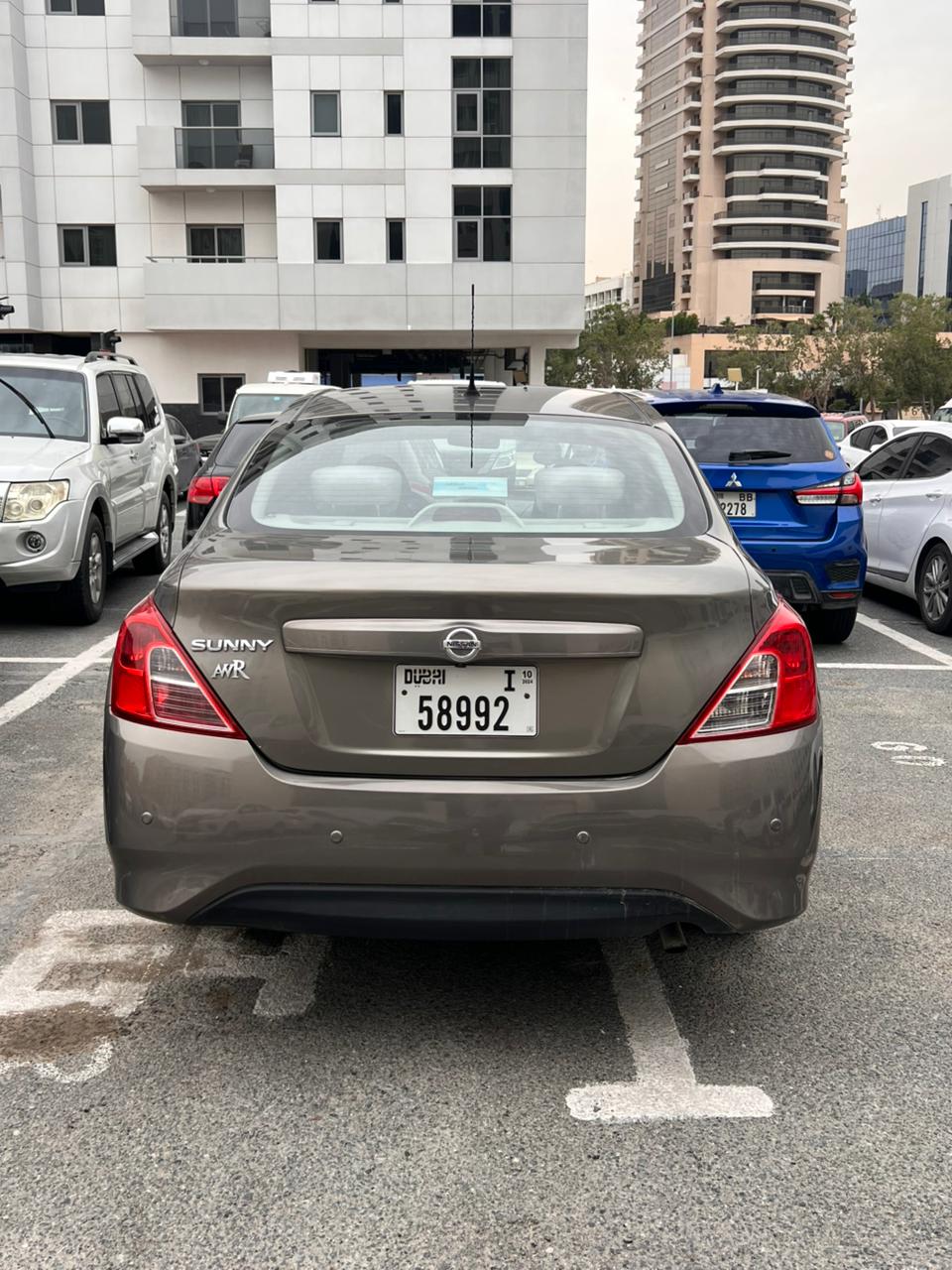Grau Nissan Sunny Base 2024