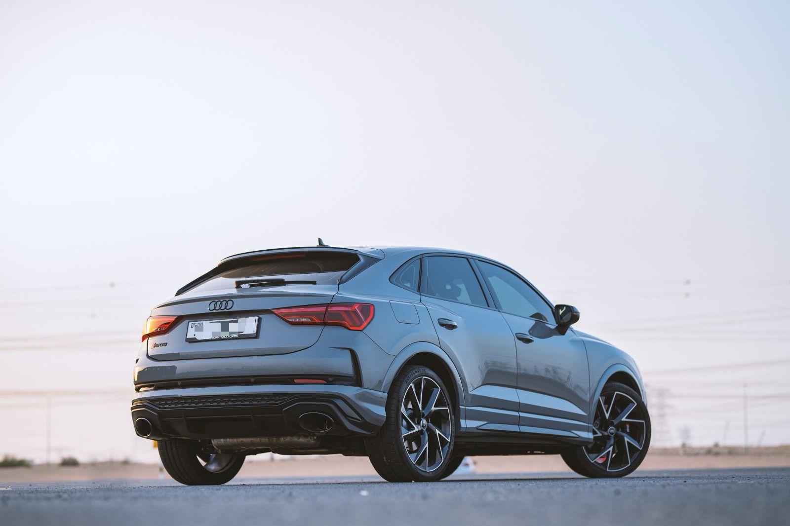 gris Audi RS Q3 2021