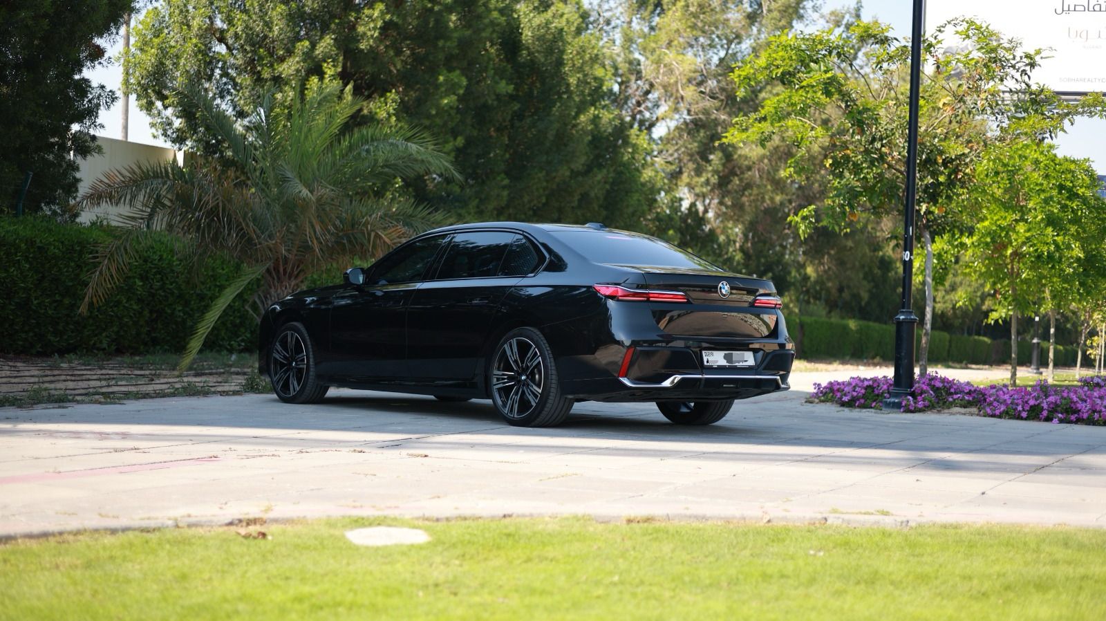 zwart BMW 735i M SPORT 2023