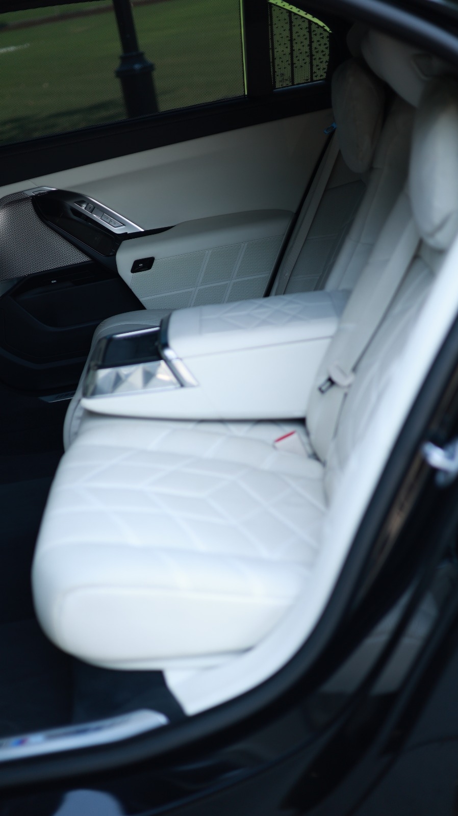 黑色的 宝马 735i M SPORT 2023