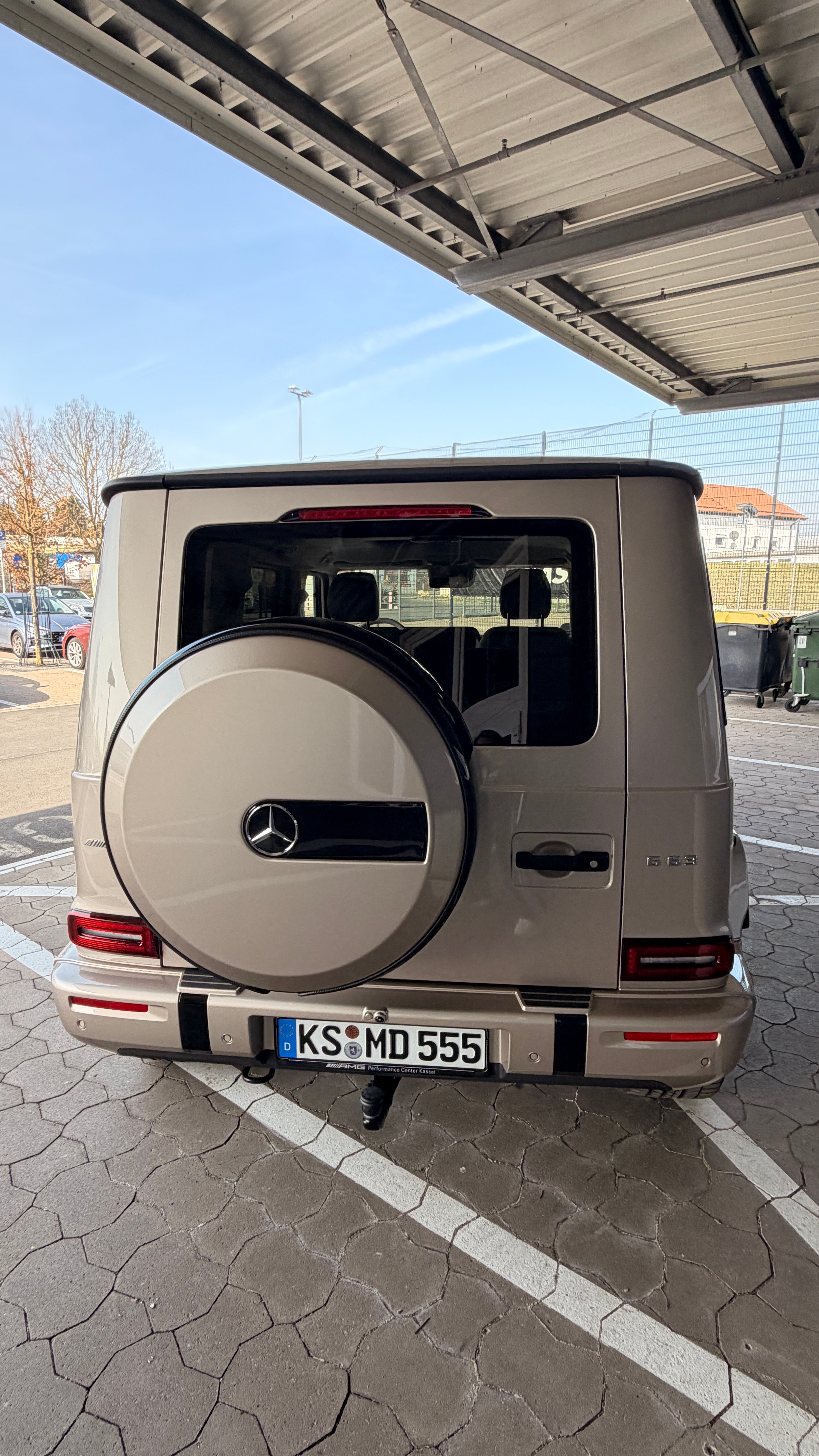 浅褐色的 奔驰 AMG G63 2026