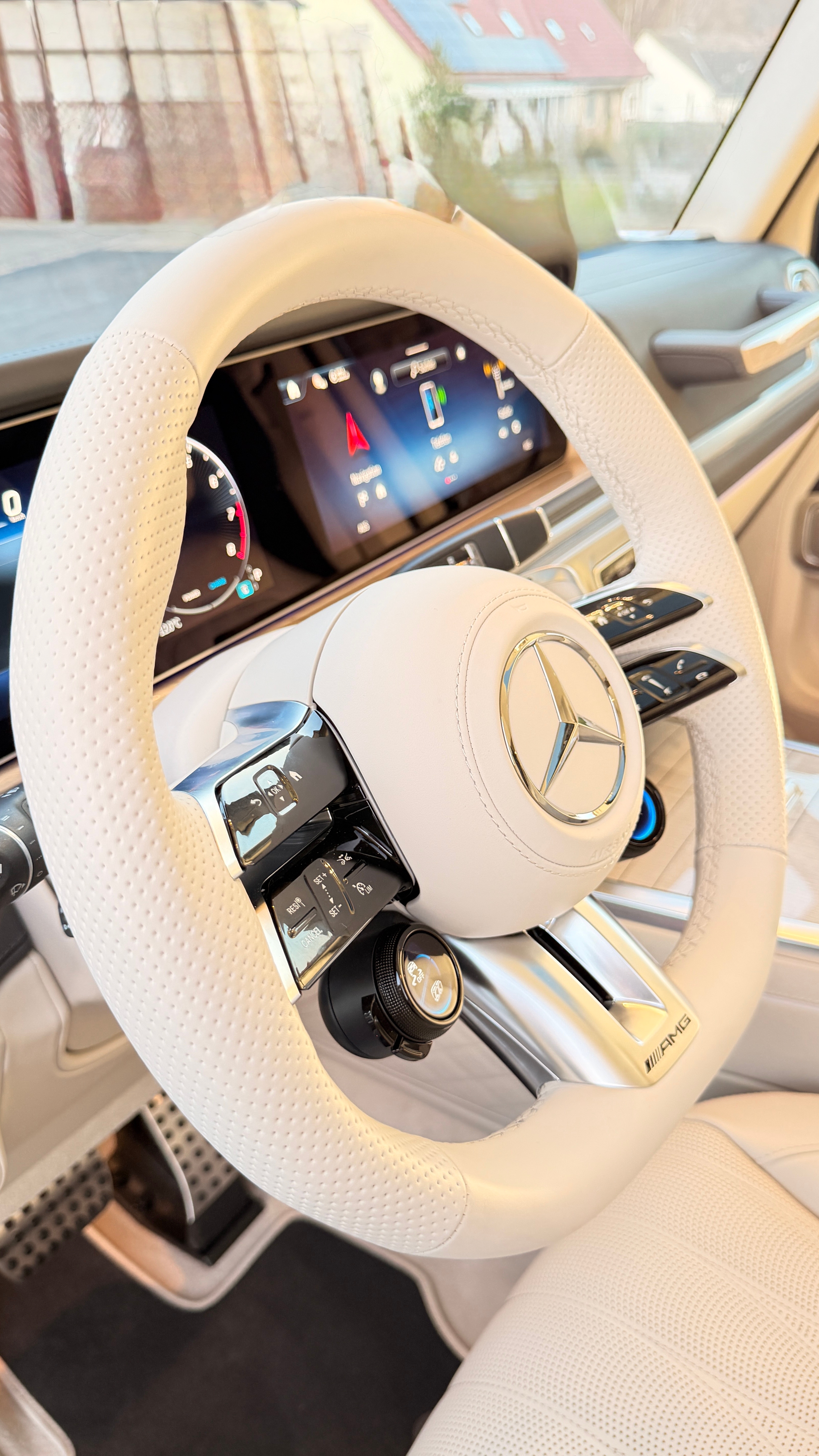 浅褐色的 奔驰 AMG G63 2026