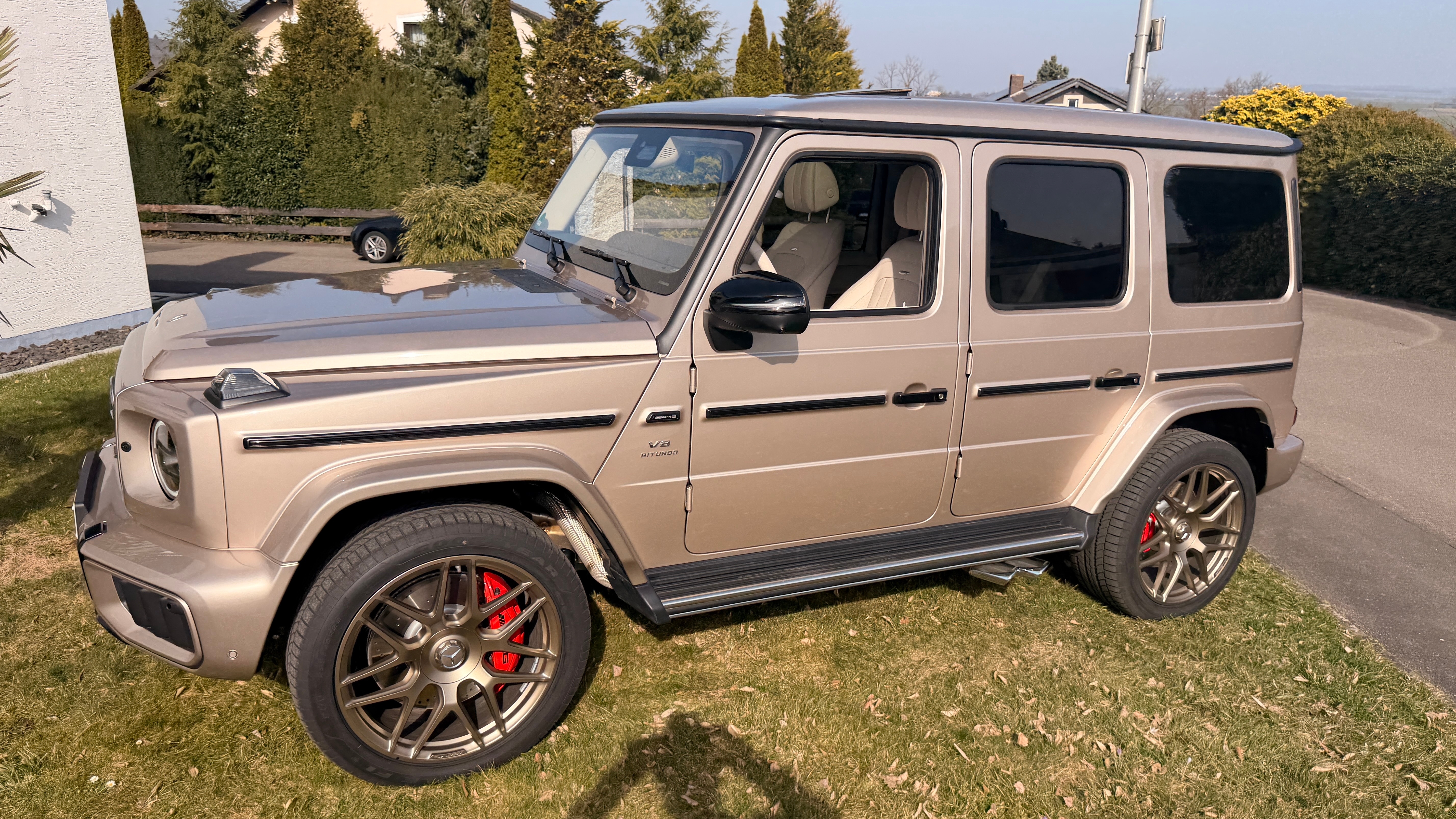 Бежевый Mercedes Benz AMG G63 2026