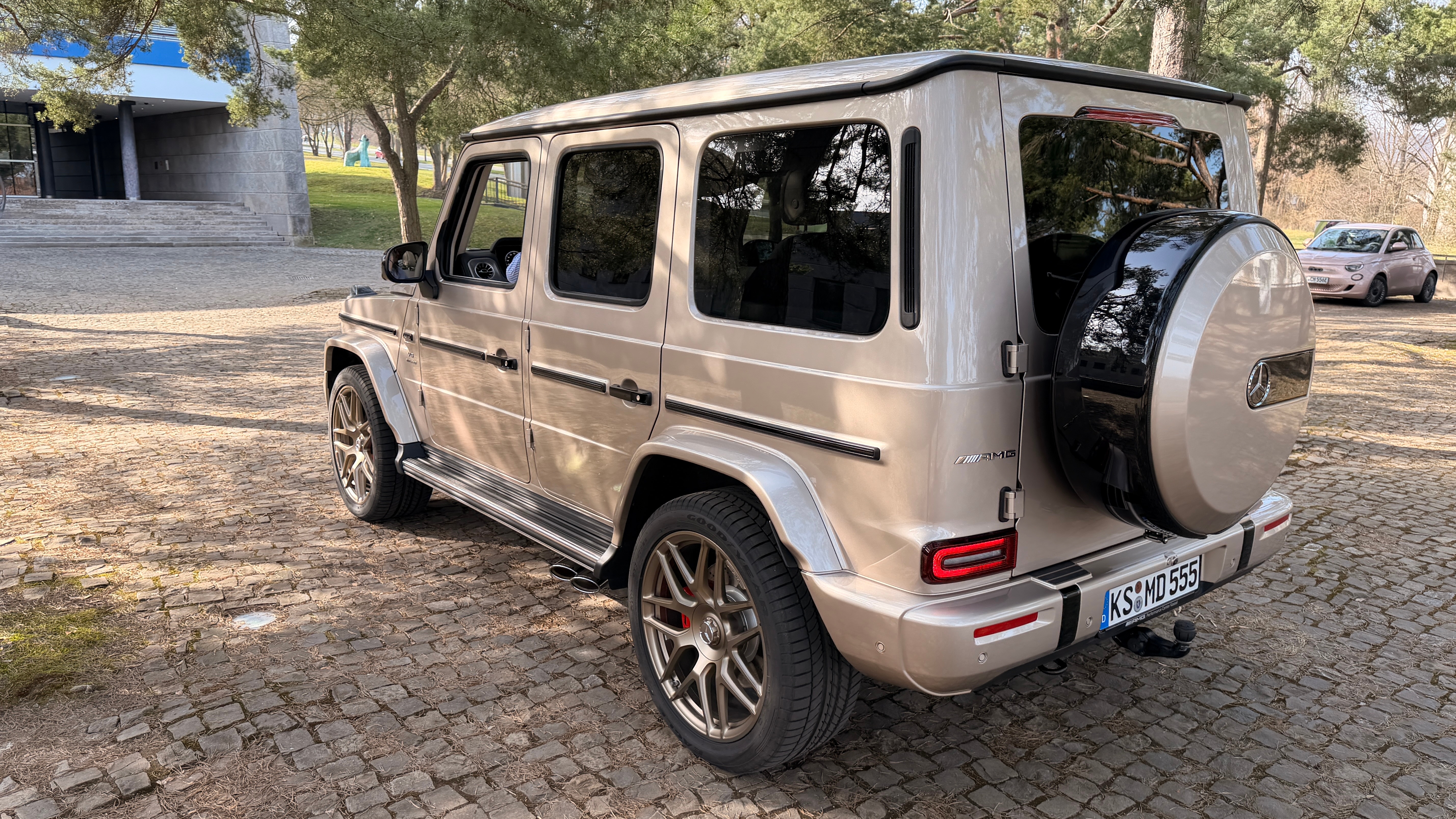 Бежевый Mercedes Benz AMG G63 2026