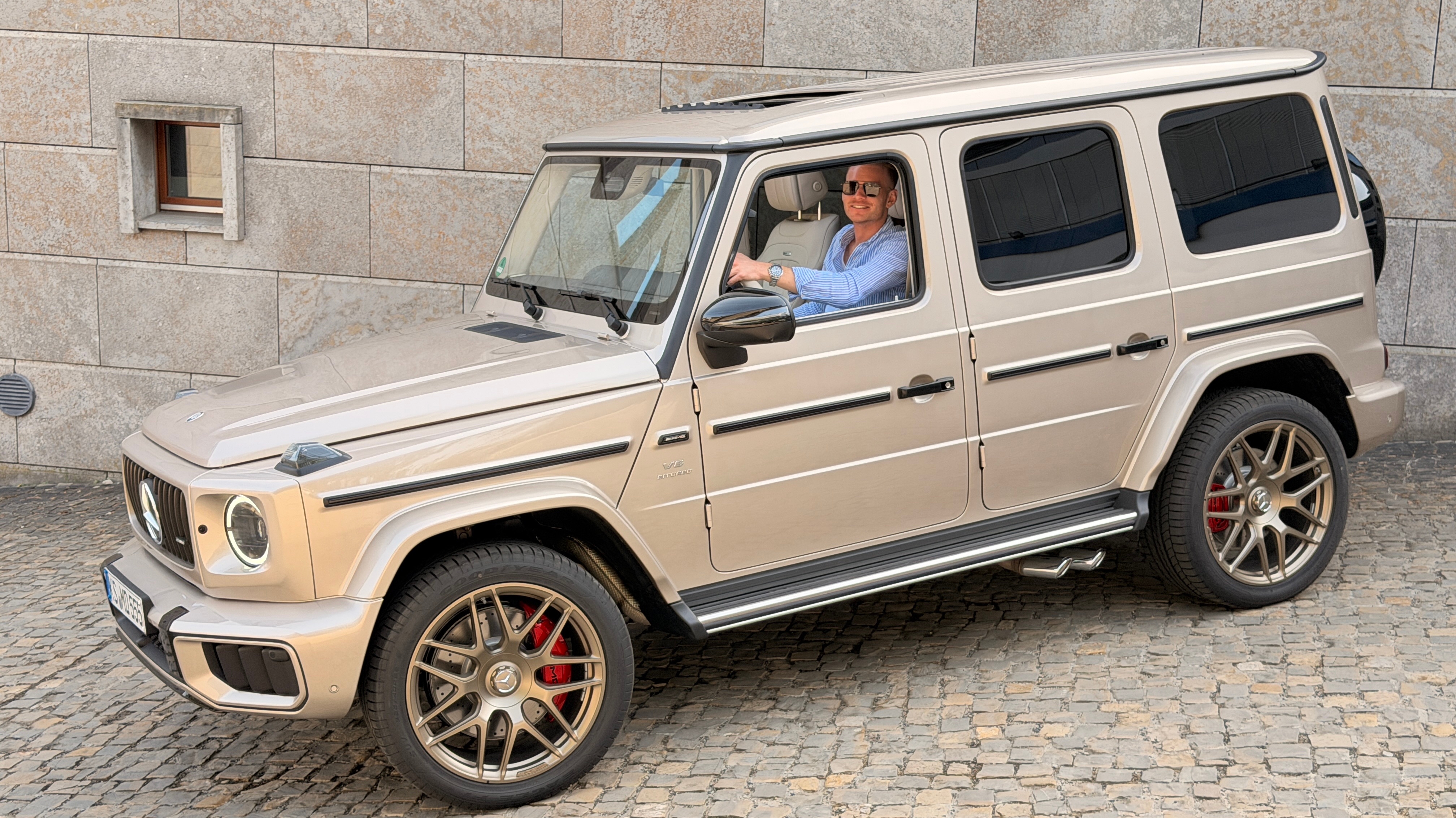 Бежевый Mercedes Benz AMG G63 2026