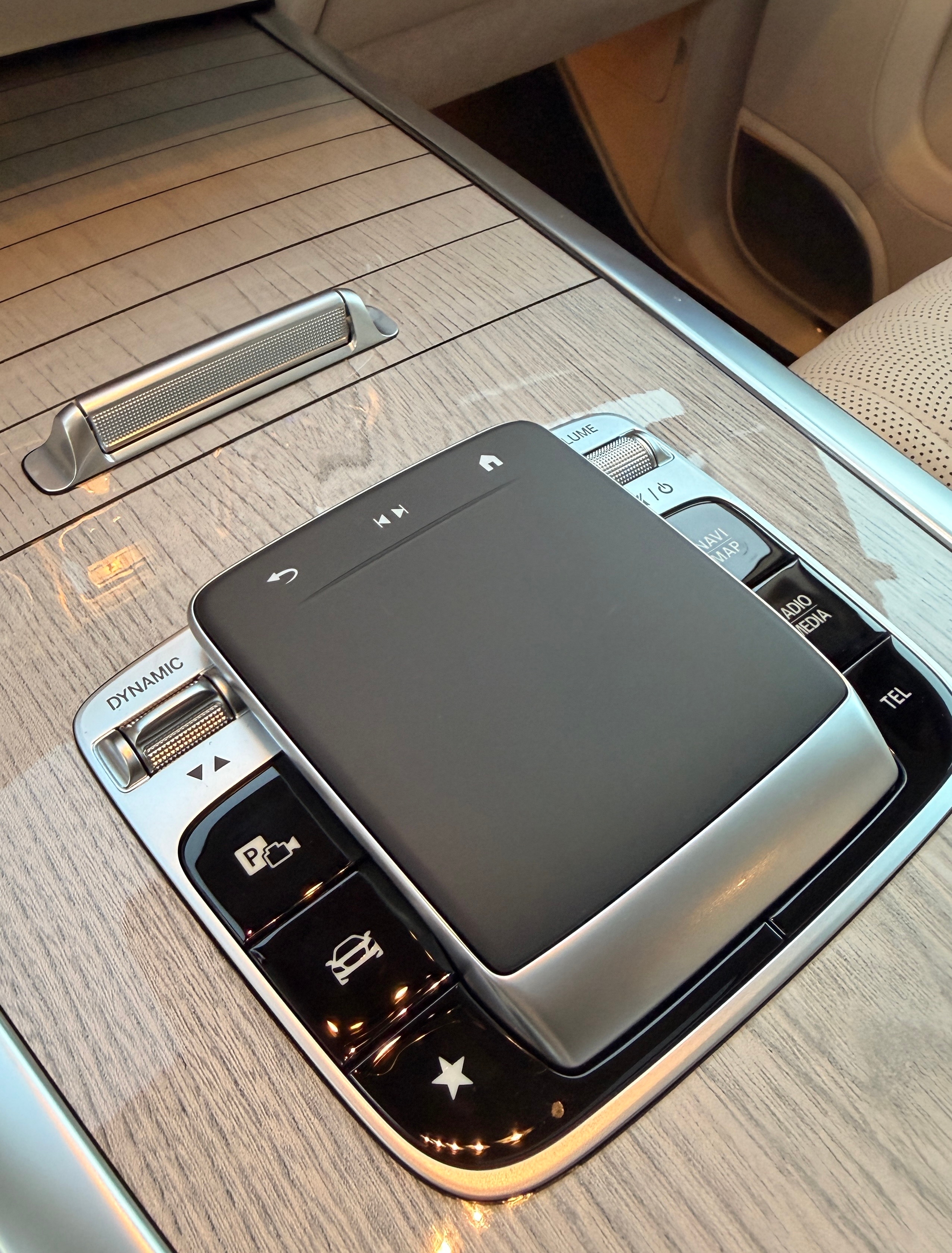 Бежевый Mercedes Benz AMG G63 2026