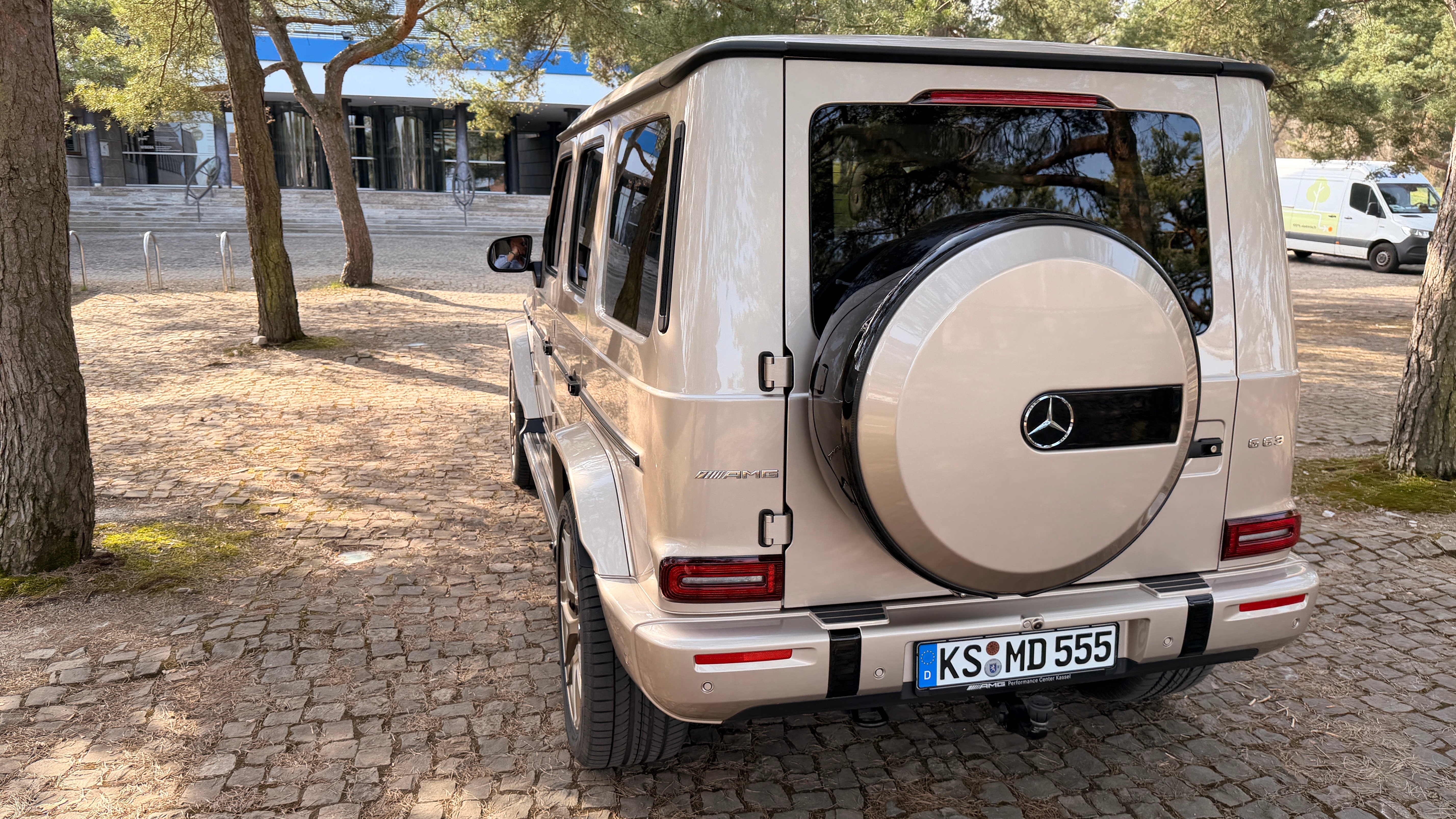 浅褐色的 奔驰 AMG G63 2026
