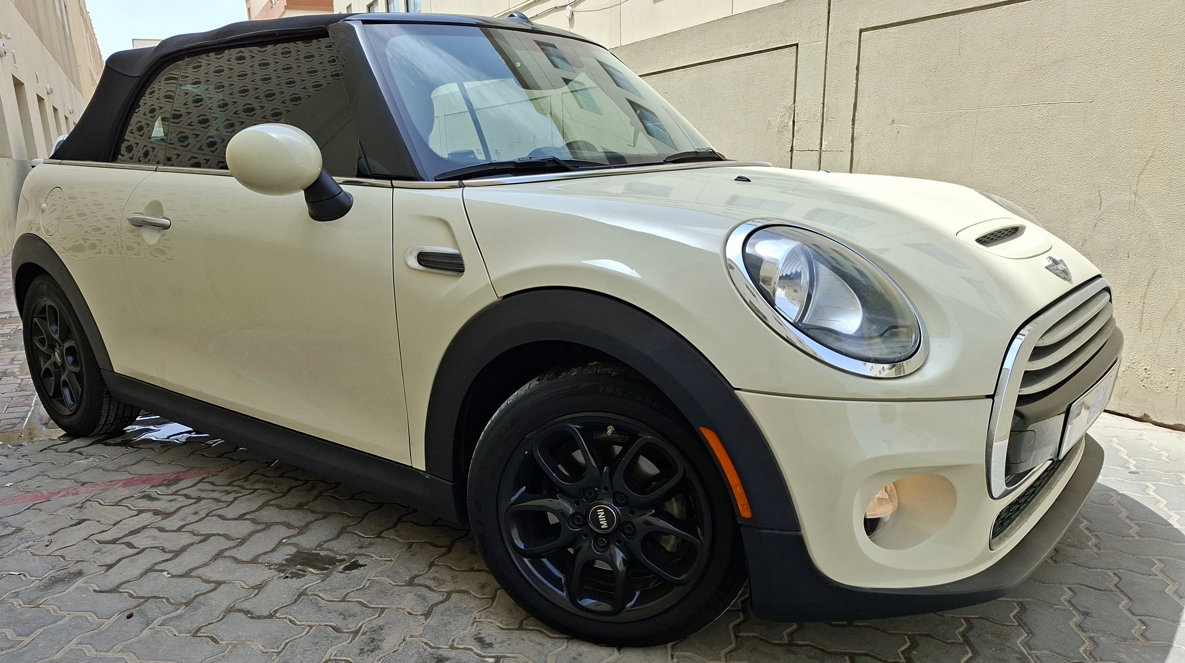 Bej Mini Cooper Convertible 2017