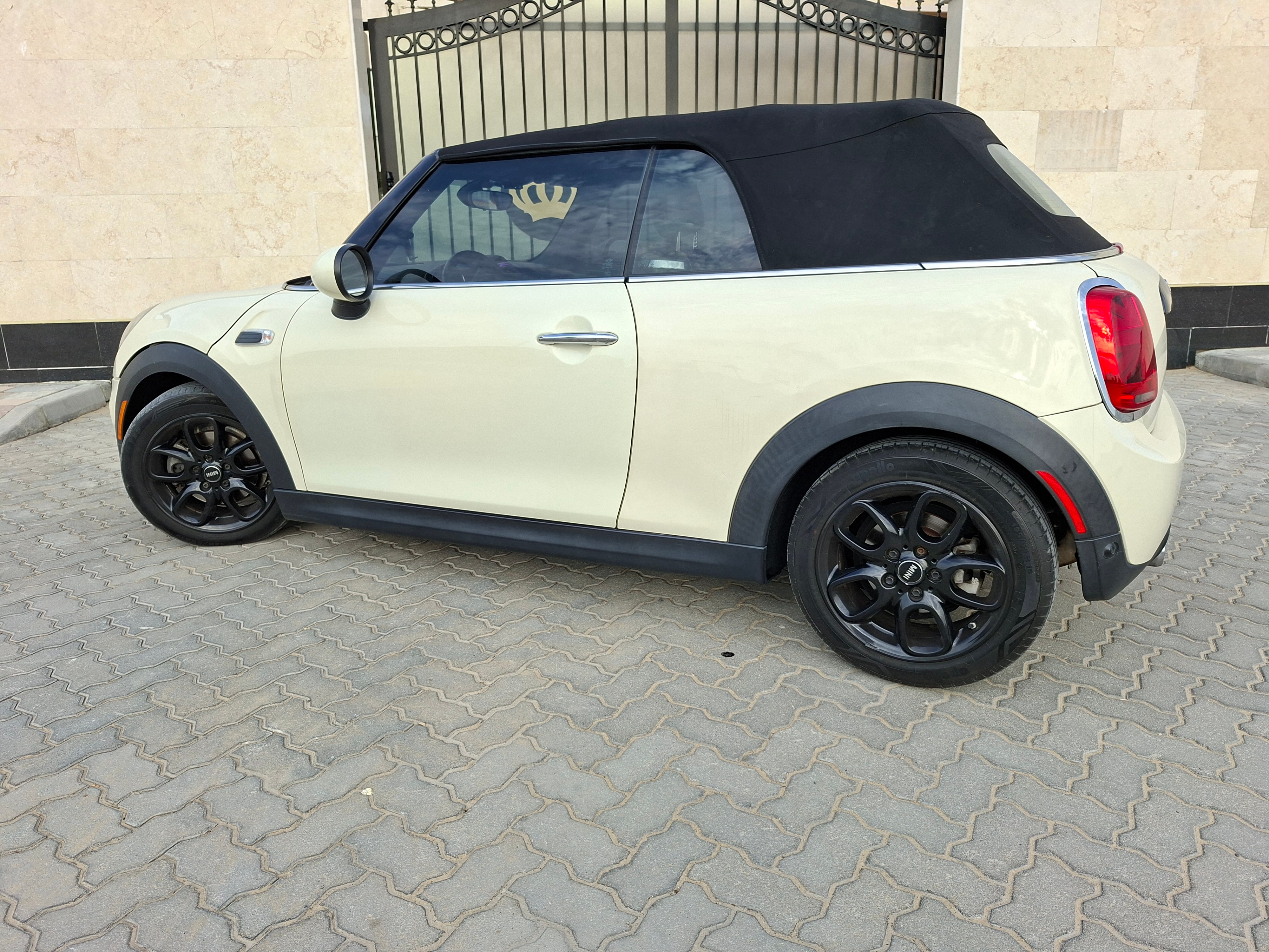 Бежевый Mini Cooper Convertible 2017 год