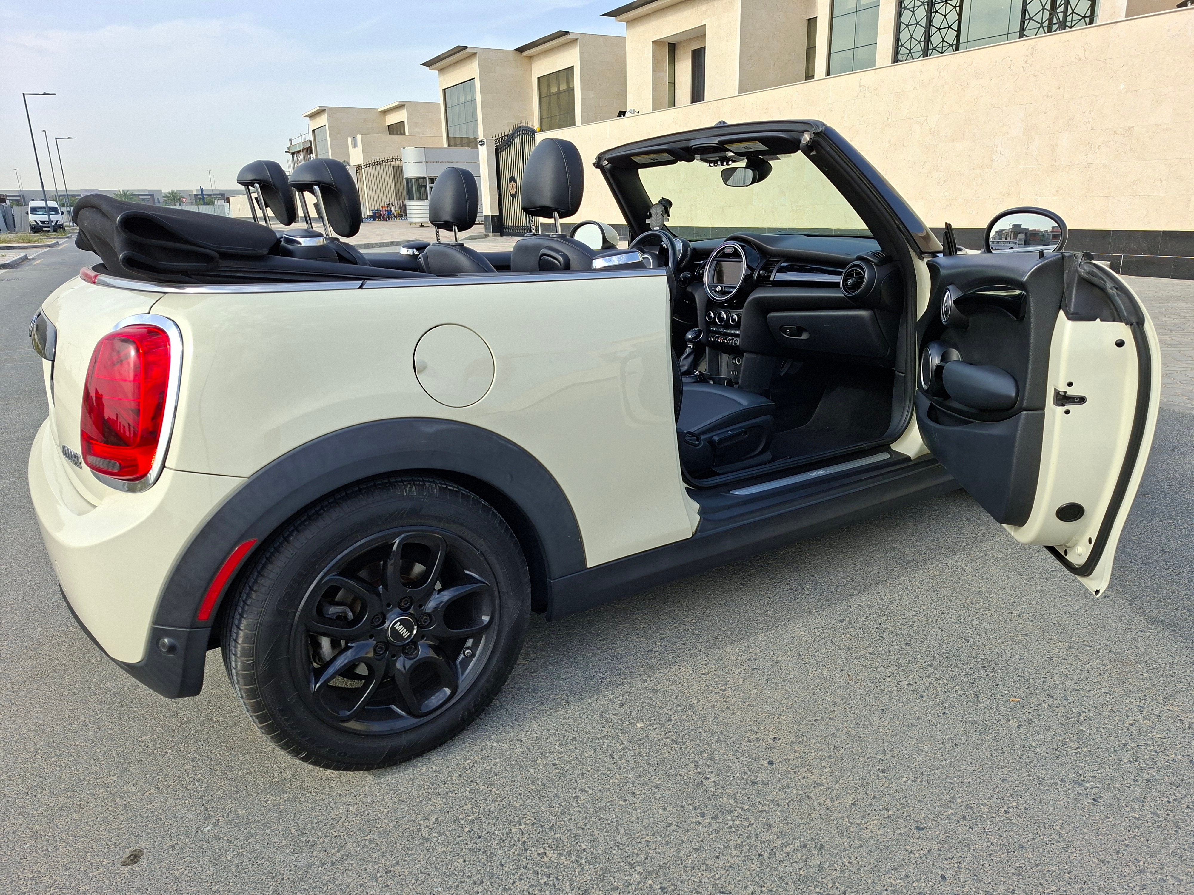 Bej Mini Cooper Convertible 2017