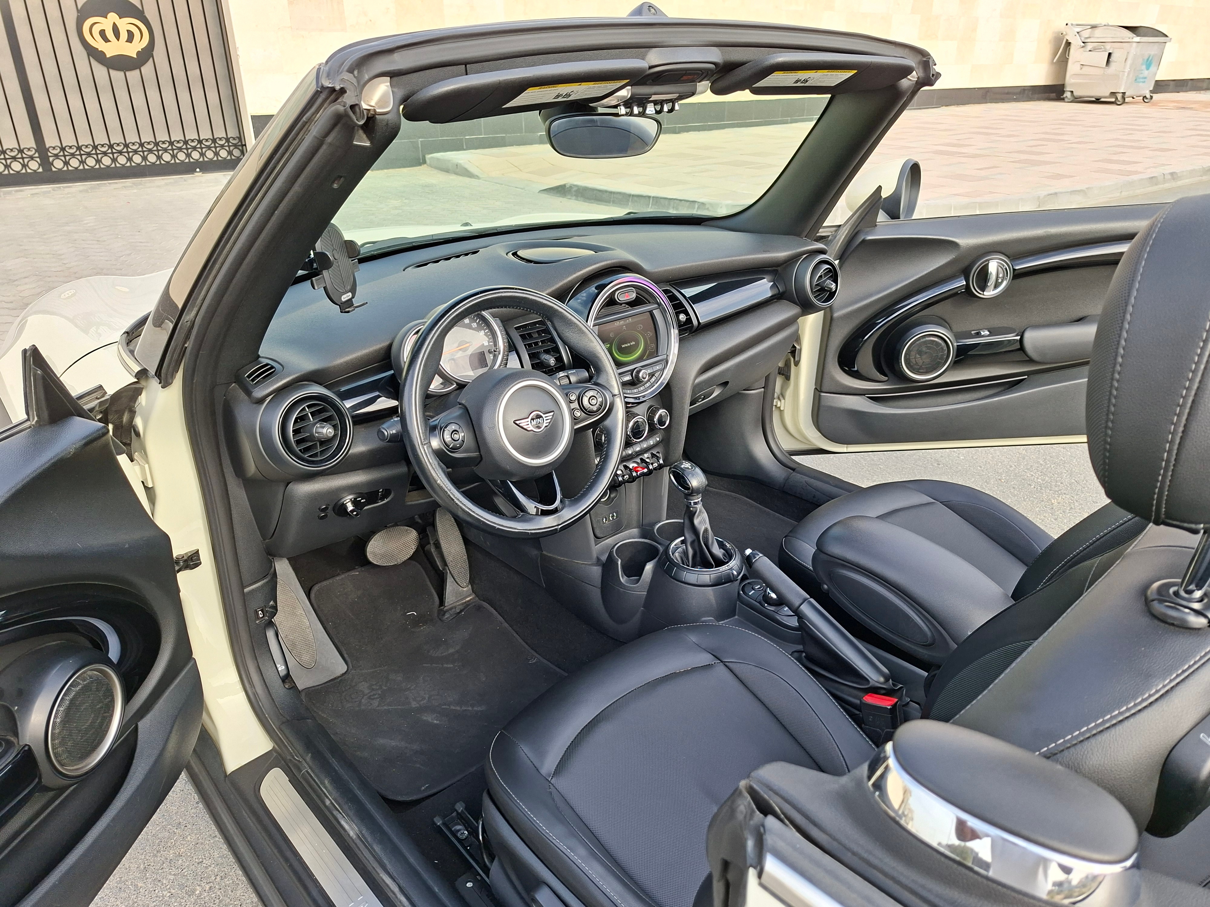 Бежевый Mini Cooper Convertible 2017 год