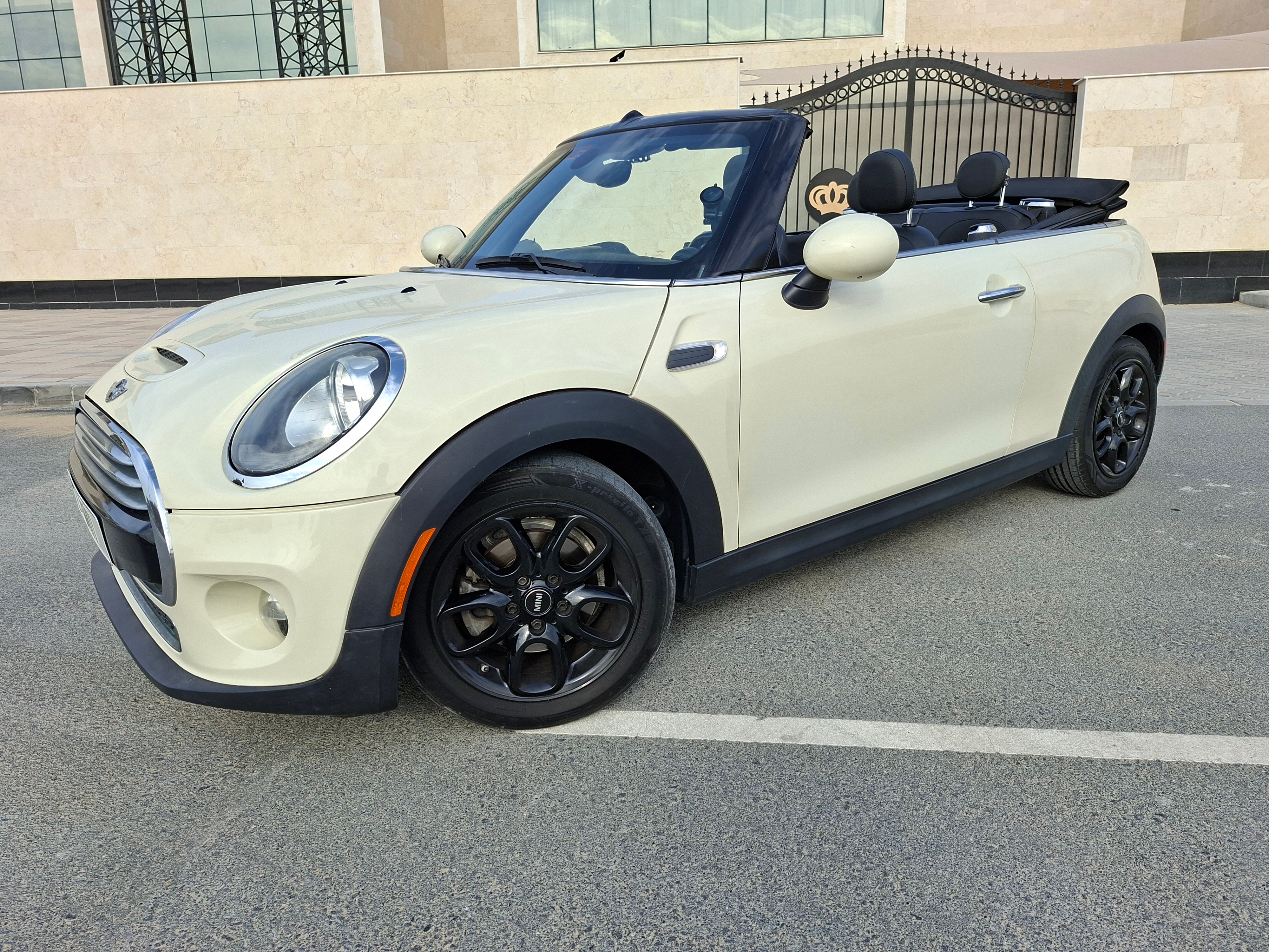 Bej Mini Cooper Convertible 2017