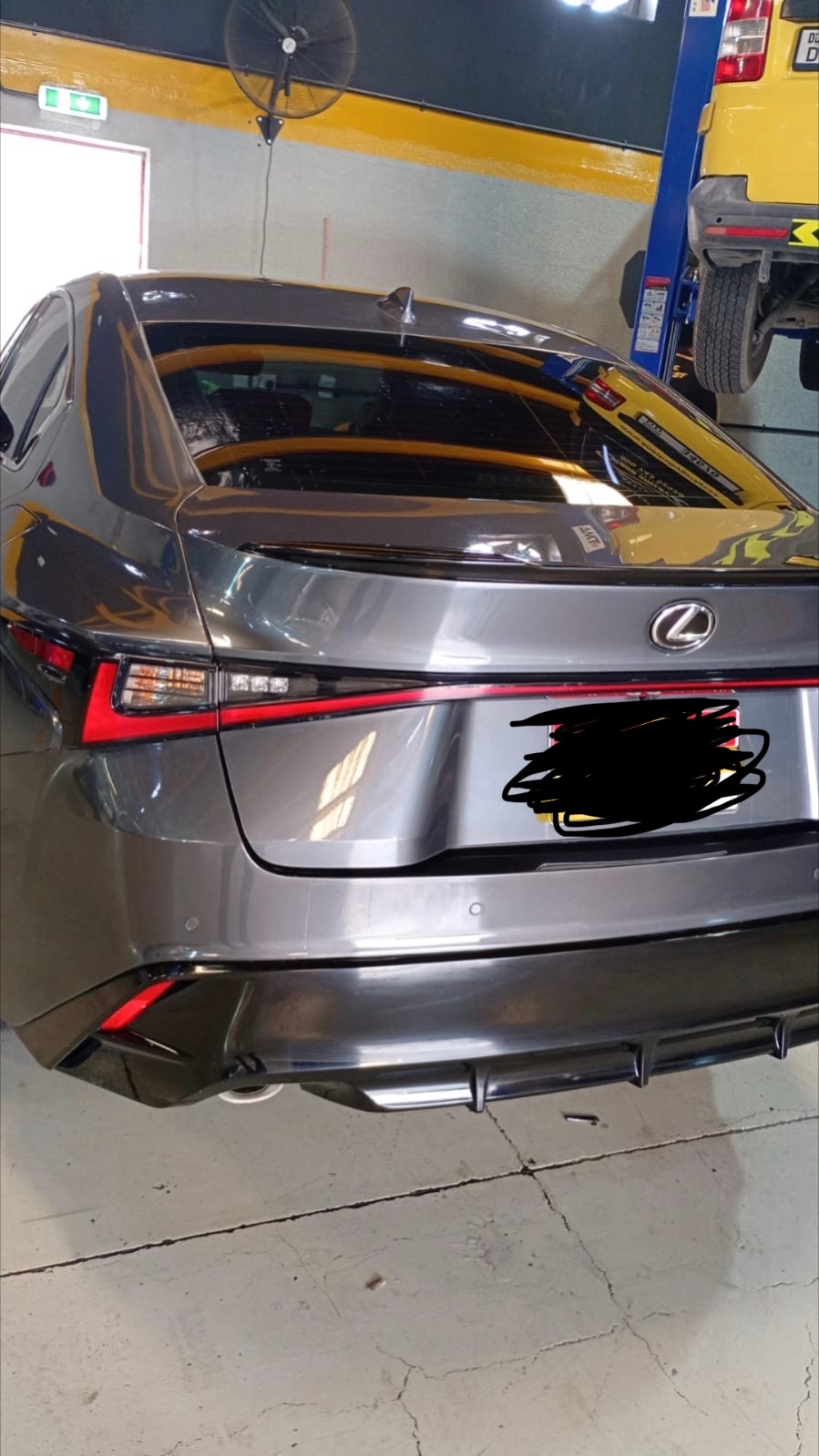 أسود لكزس آي إس 350 2023