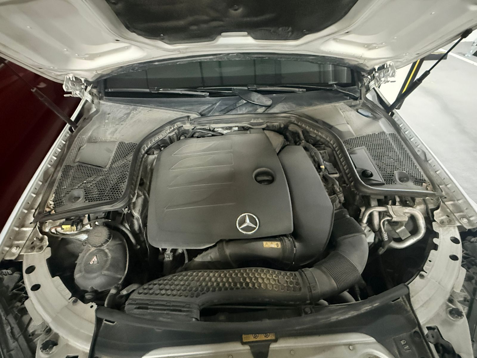 White Mercedes Benz C200 AMG PREMIUM 2024
