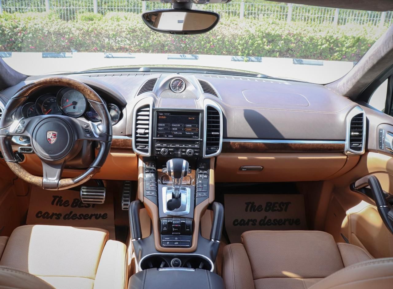 Schwarz Porsche Cayenne Turbo 2013