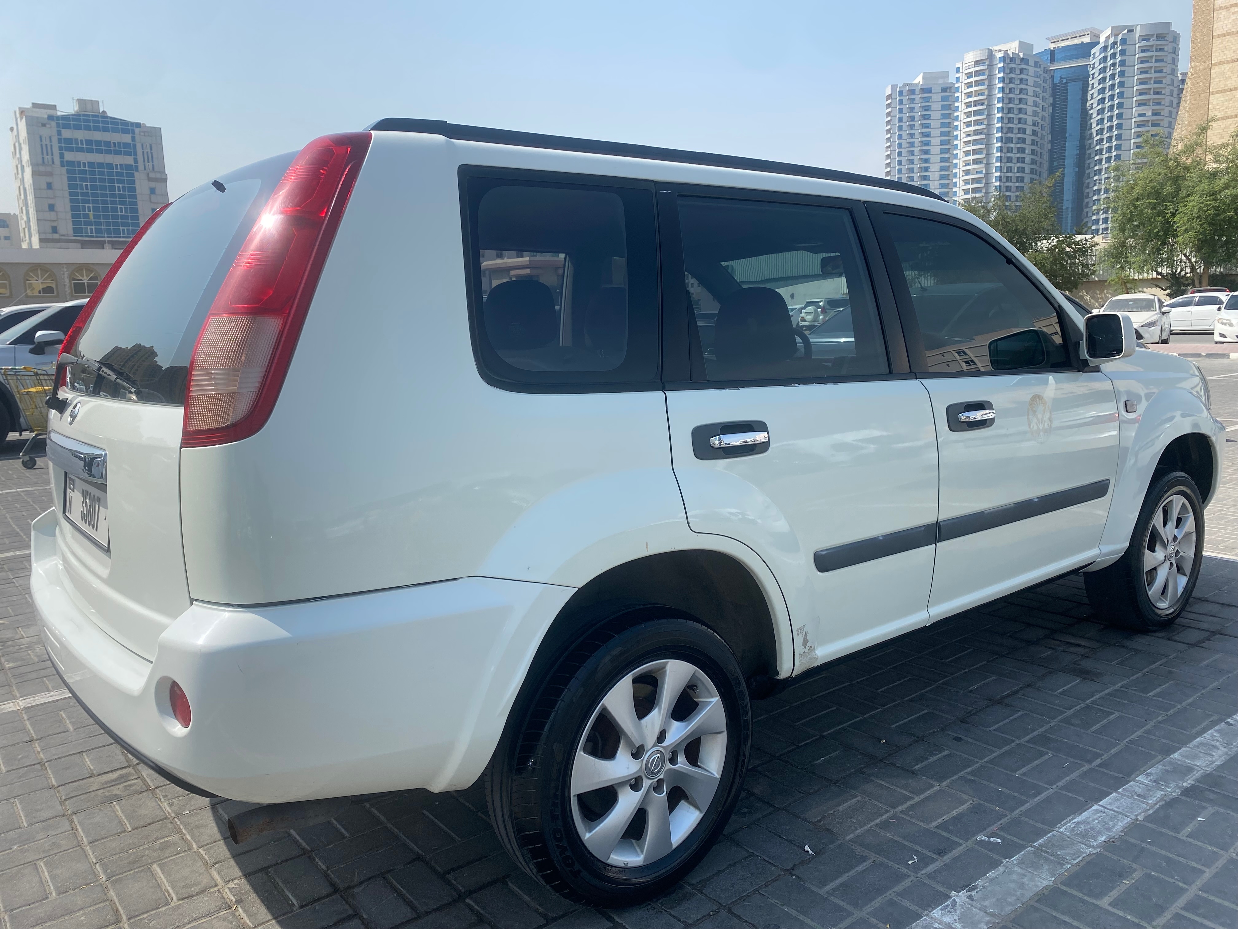 Weiß Nissan XTrail 2013