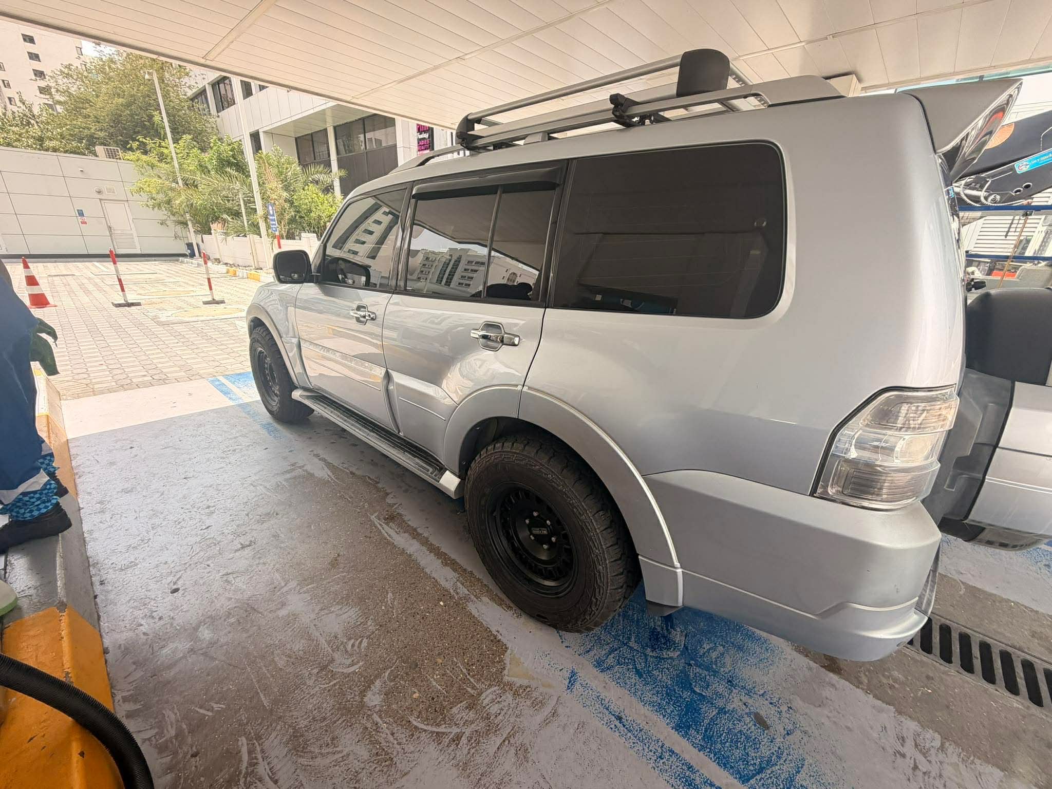Argent Mitsubishi Pajero GLS 2010