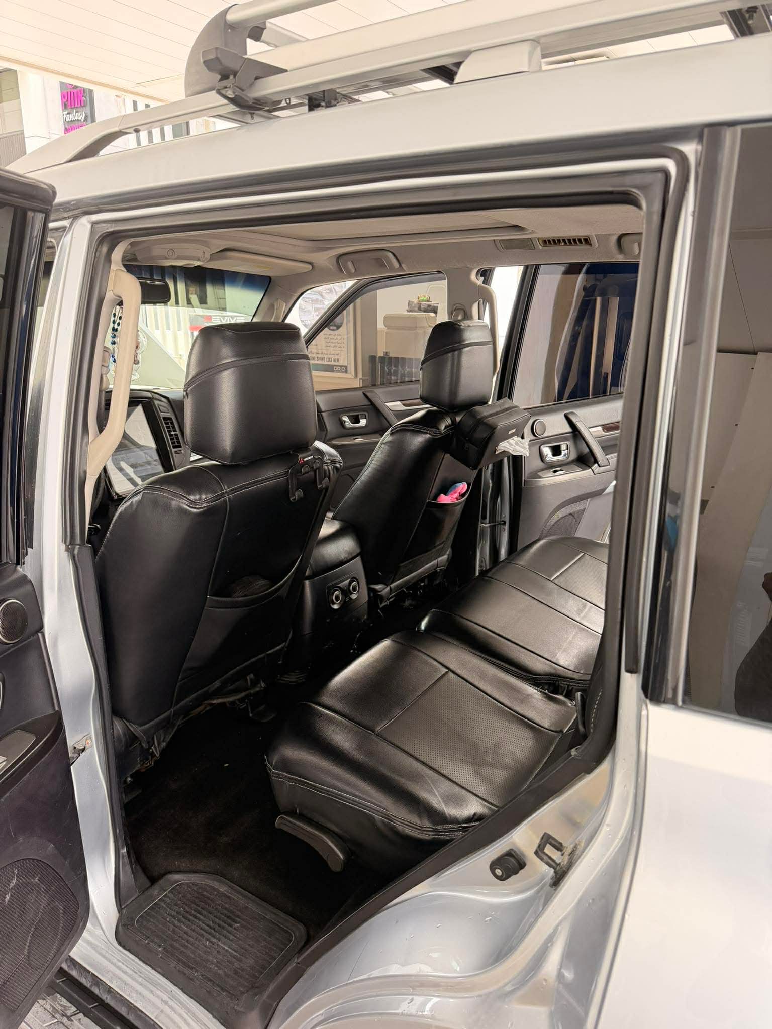 Silver Mitsubishi Pajero GLS 2010