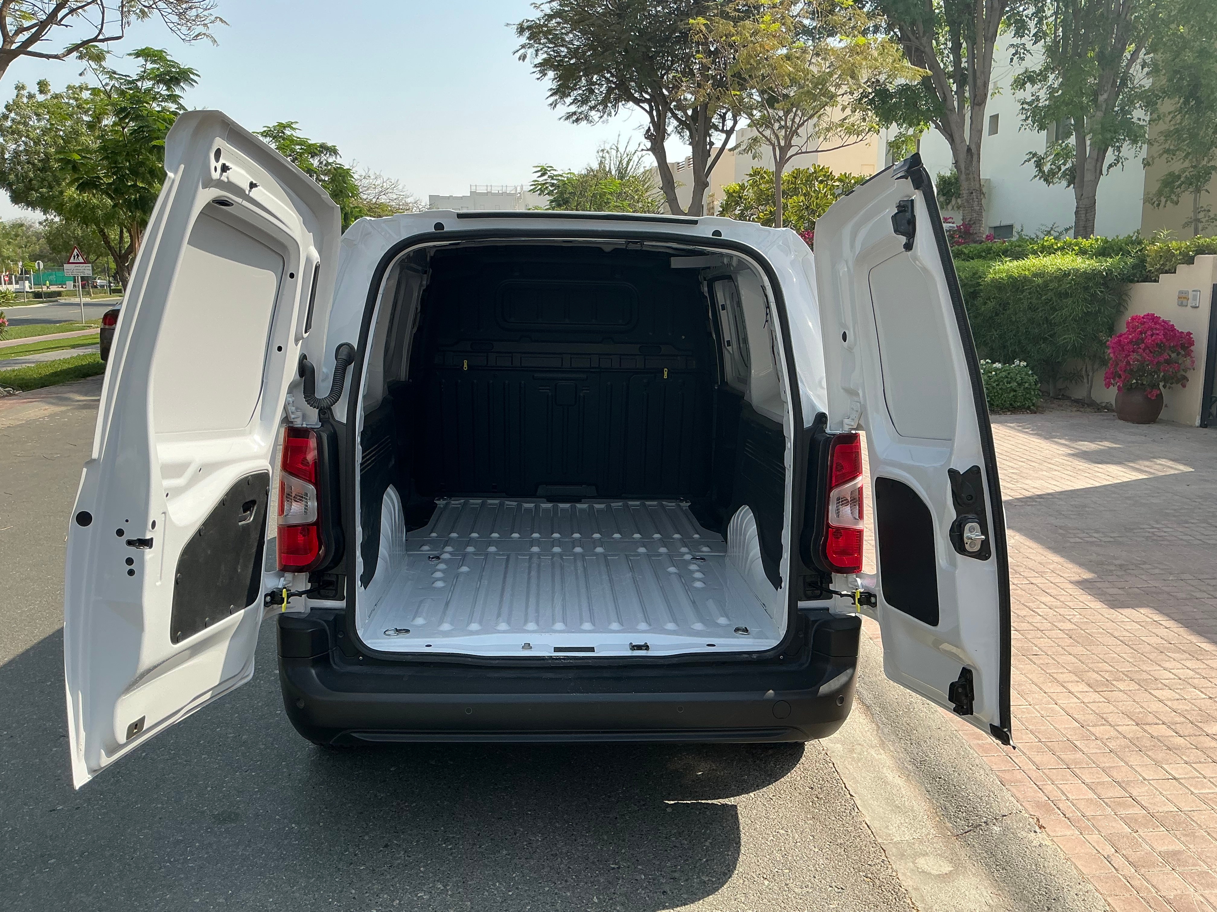 أبيض بيجو Partner Van Long Body 2025