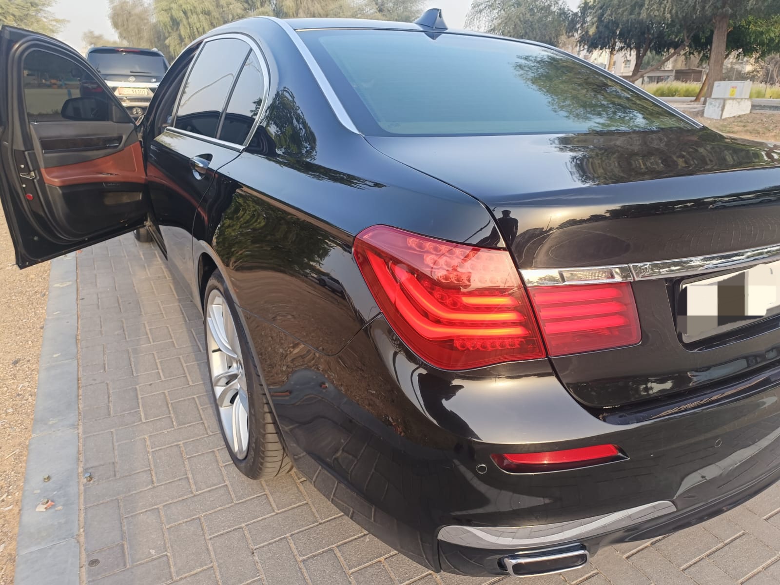Siyah BMW 750Li 2013