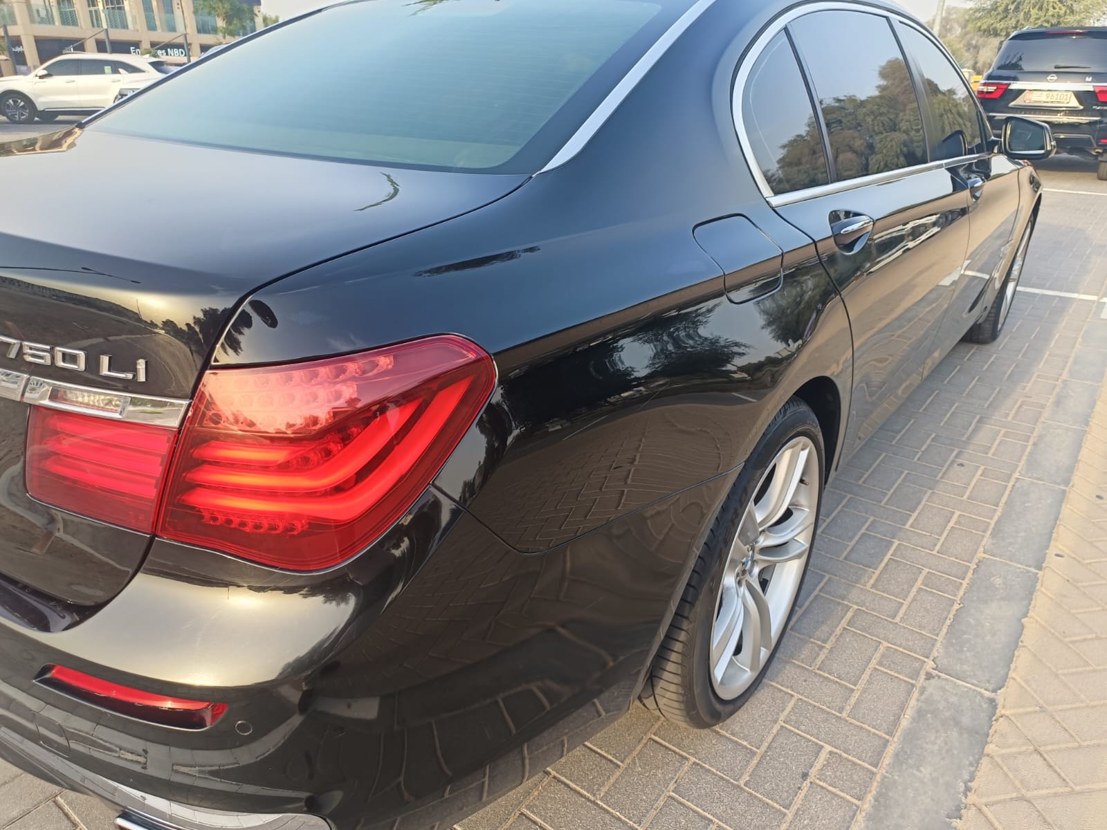 Siyah BMW 750Li 2013