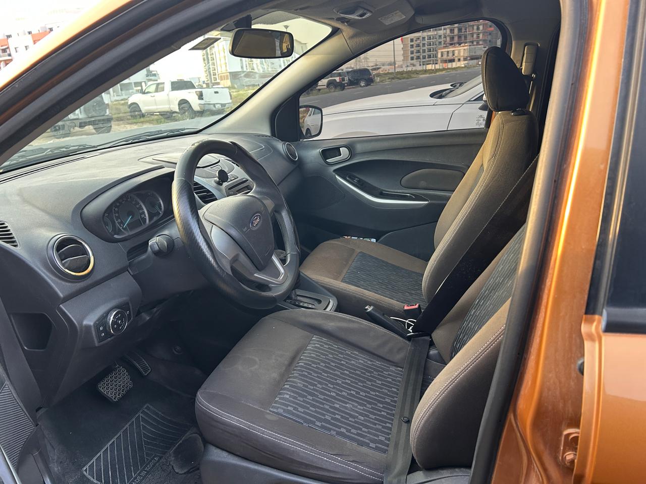Golden Ford Figo Ambiente 2016