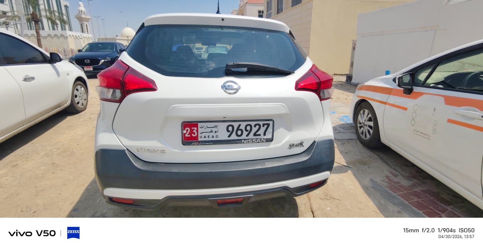 White Nissan Kicks 2018