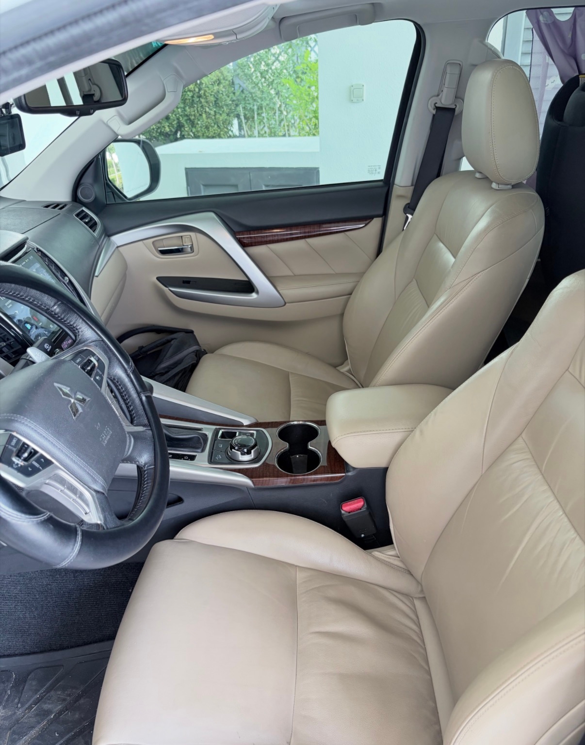 White Mitsubishi Montero Sport GLS 4WD Top Line 2017