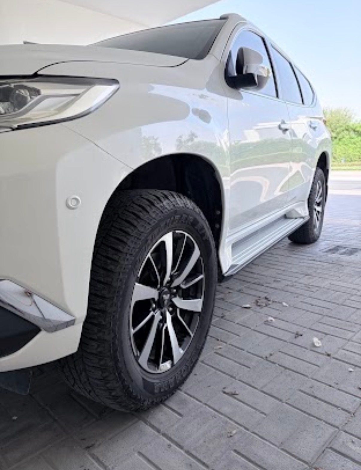White Mitsubishi Montero Sport GLS 4WD Top Line 2017