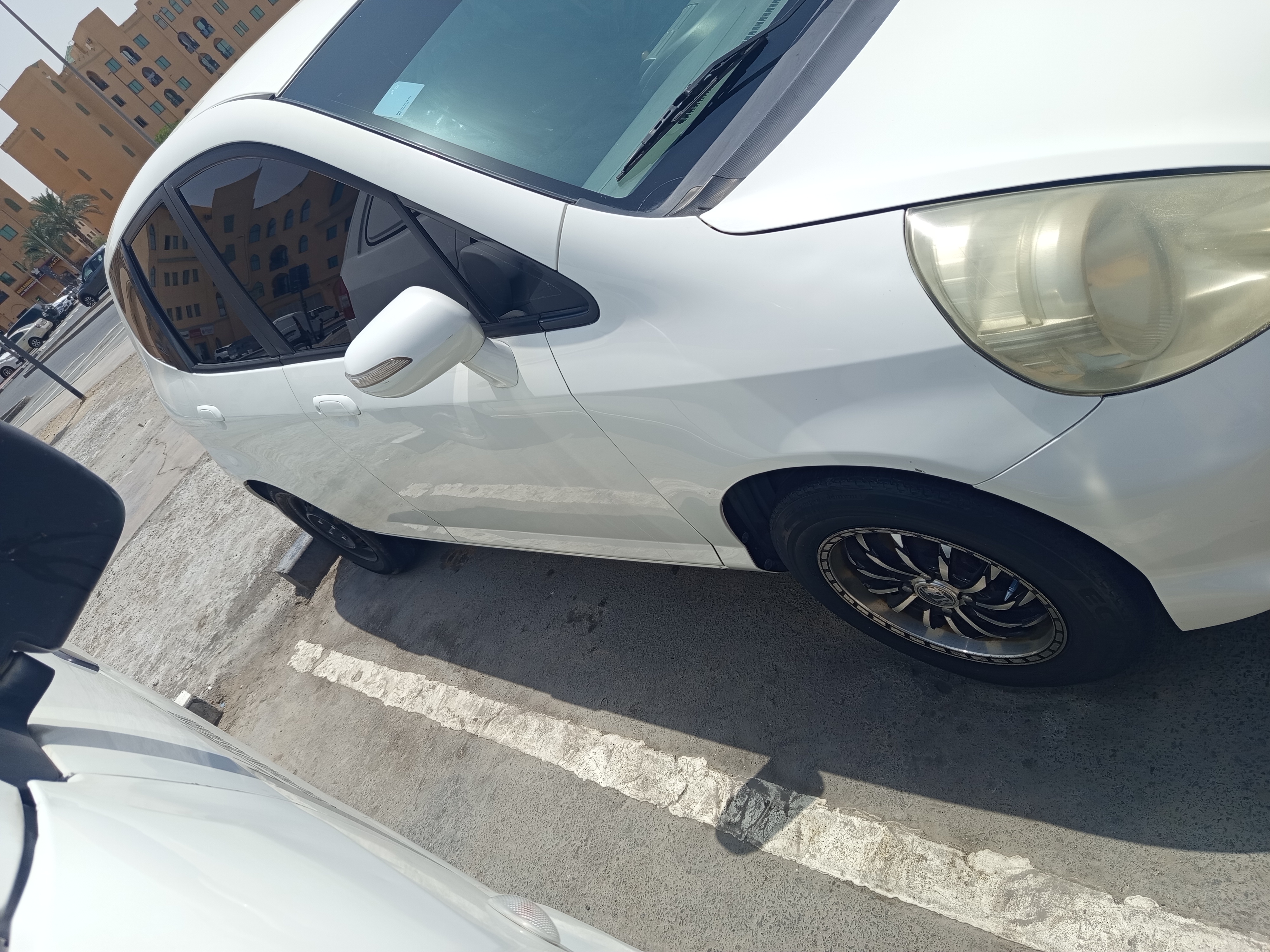 Белый Honda Jazz DX 2007