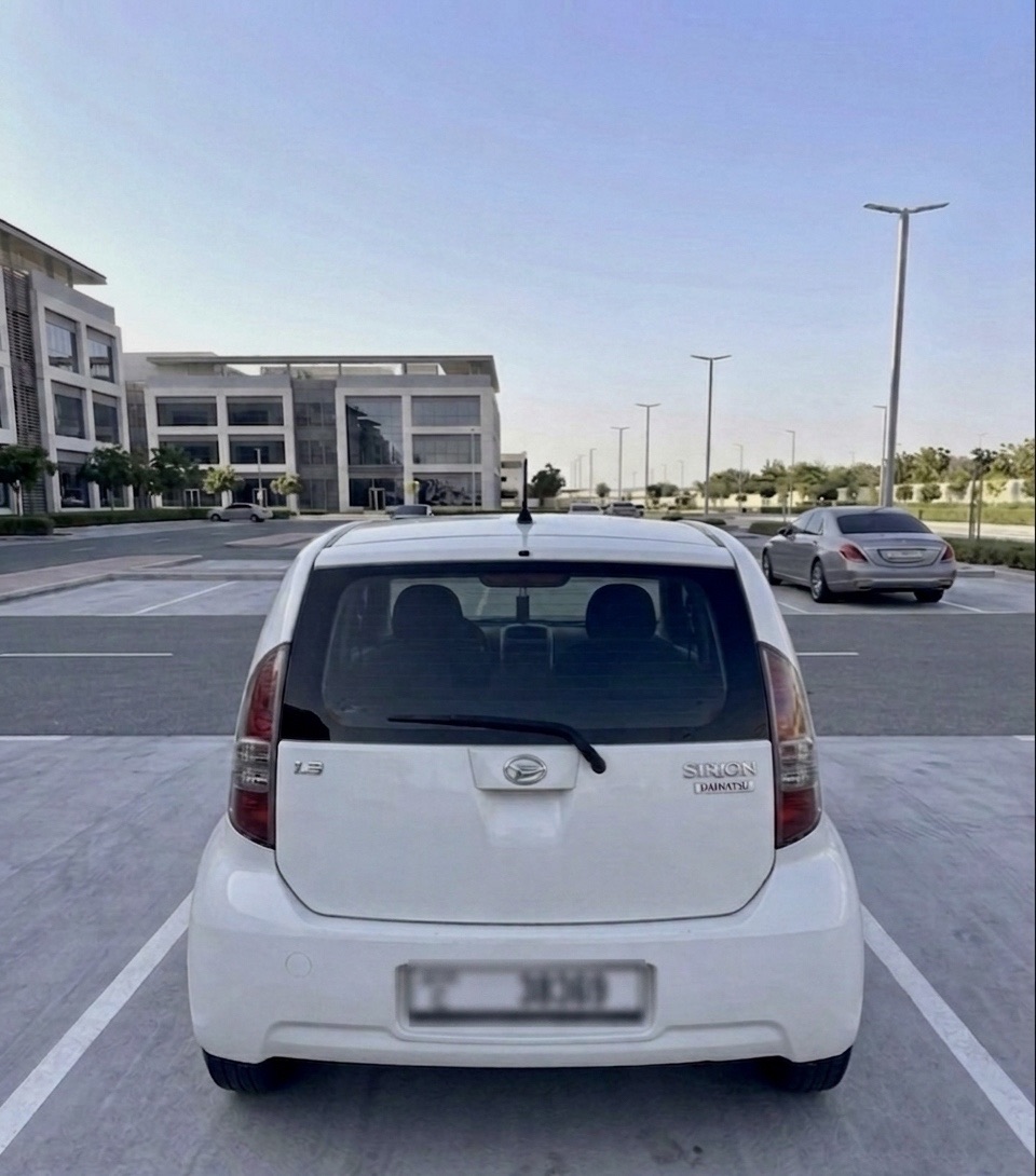 White Daihatsu Sirion 2006