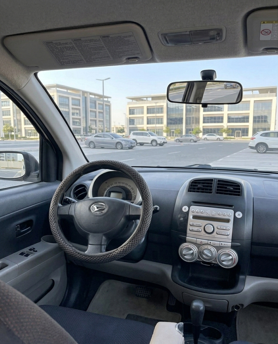 White Daihatsu Sirion 2006