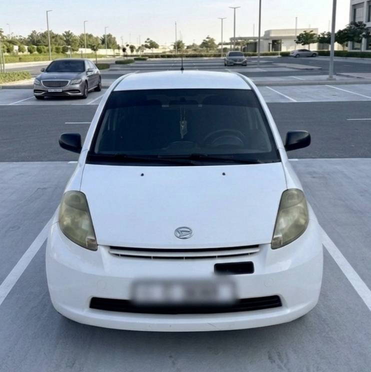 White Daihatsu Sirion 2006