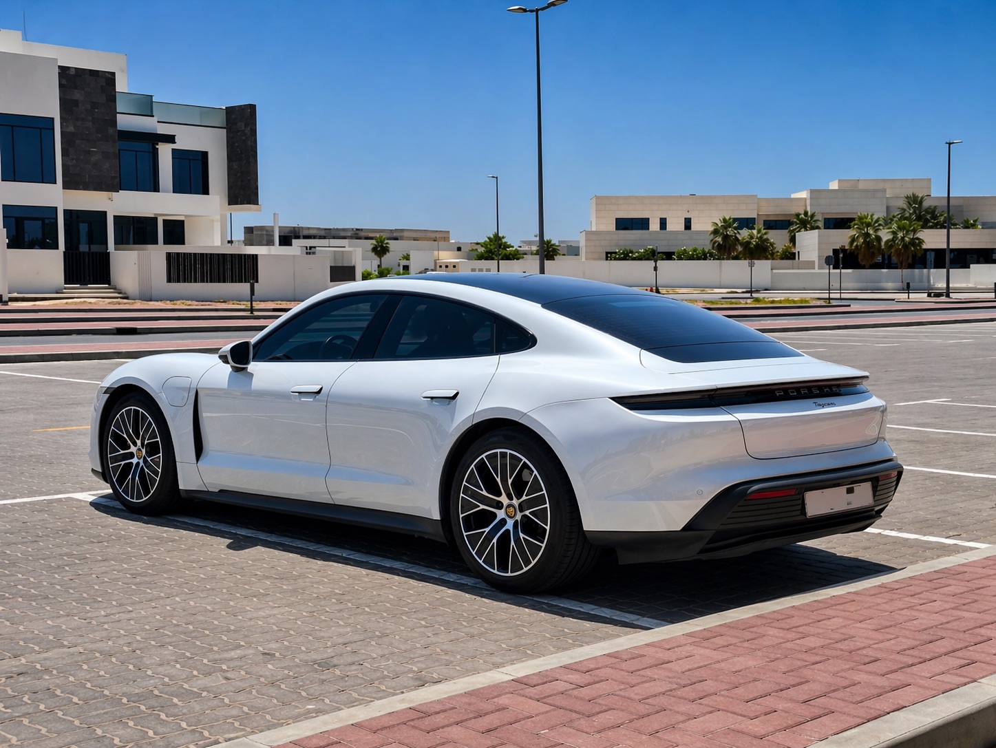 Белый Porsche Taycan Base 2021 год