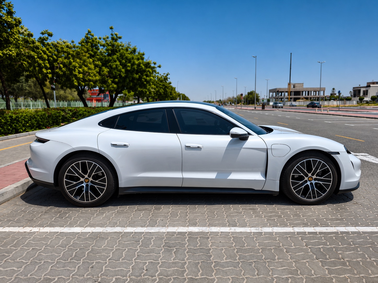 Белый Porsche Taycan Base 2021 год