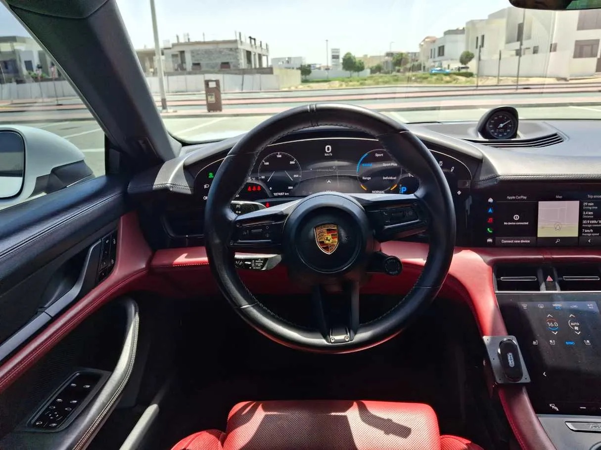 Белый Porsche Taycan Base 2021 год