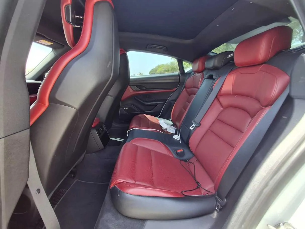 Белый Porsche Taycan Base 2021 год