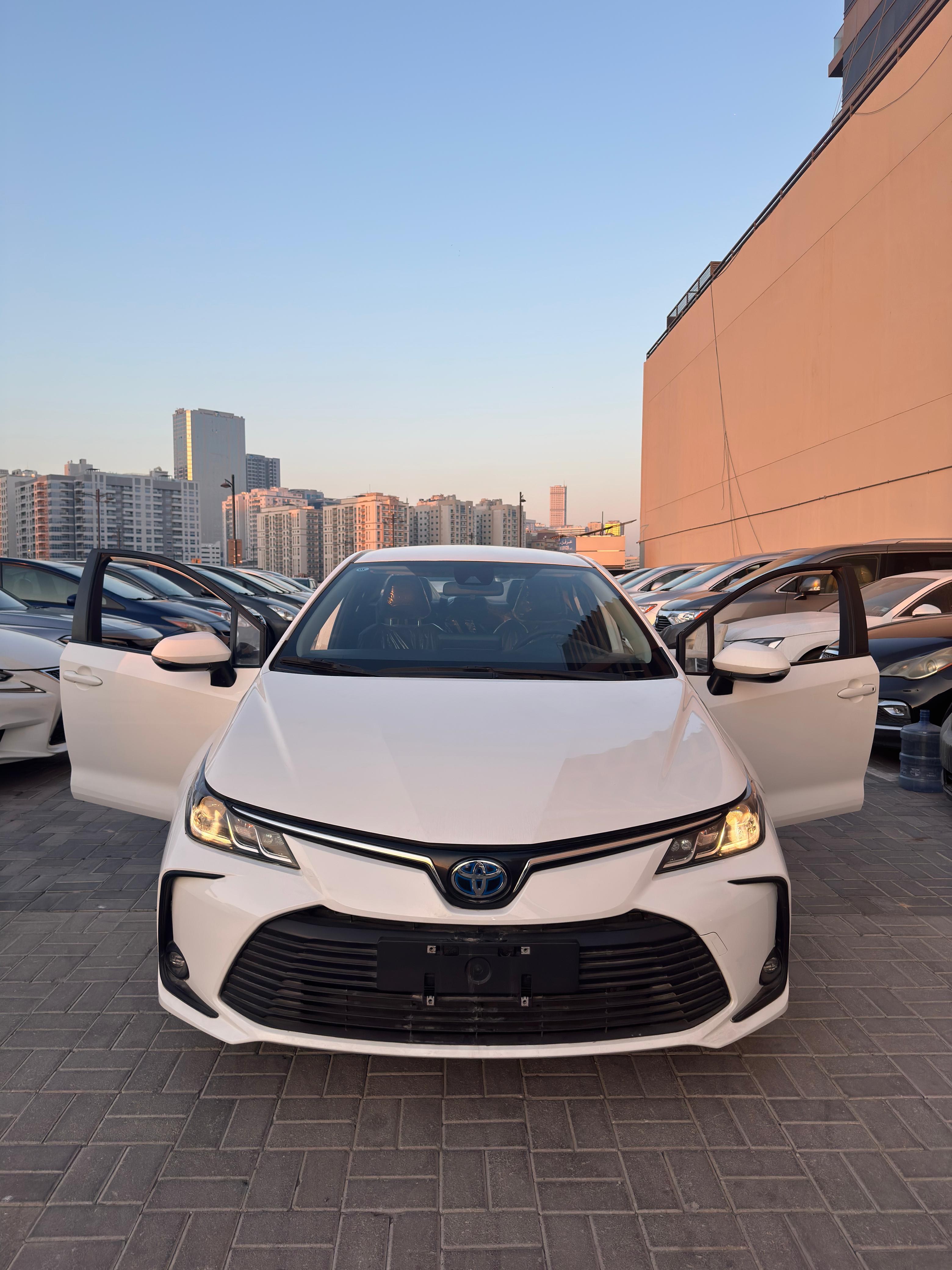 Weiß Toyota Corolla Hybrid XLE 2022