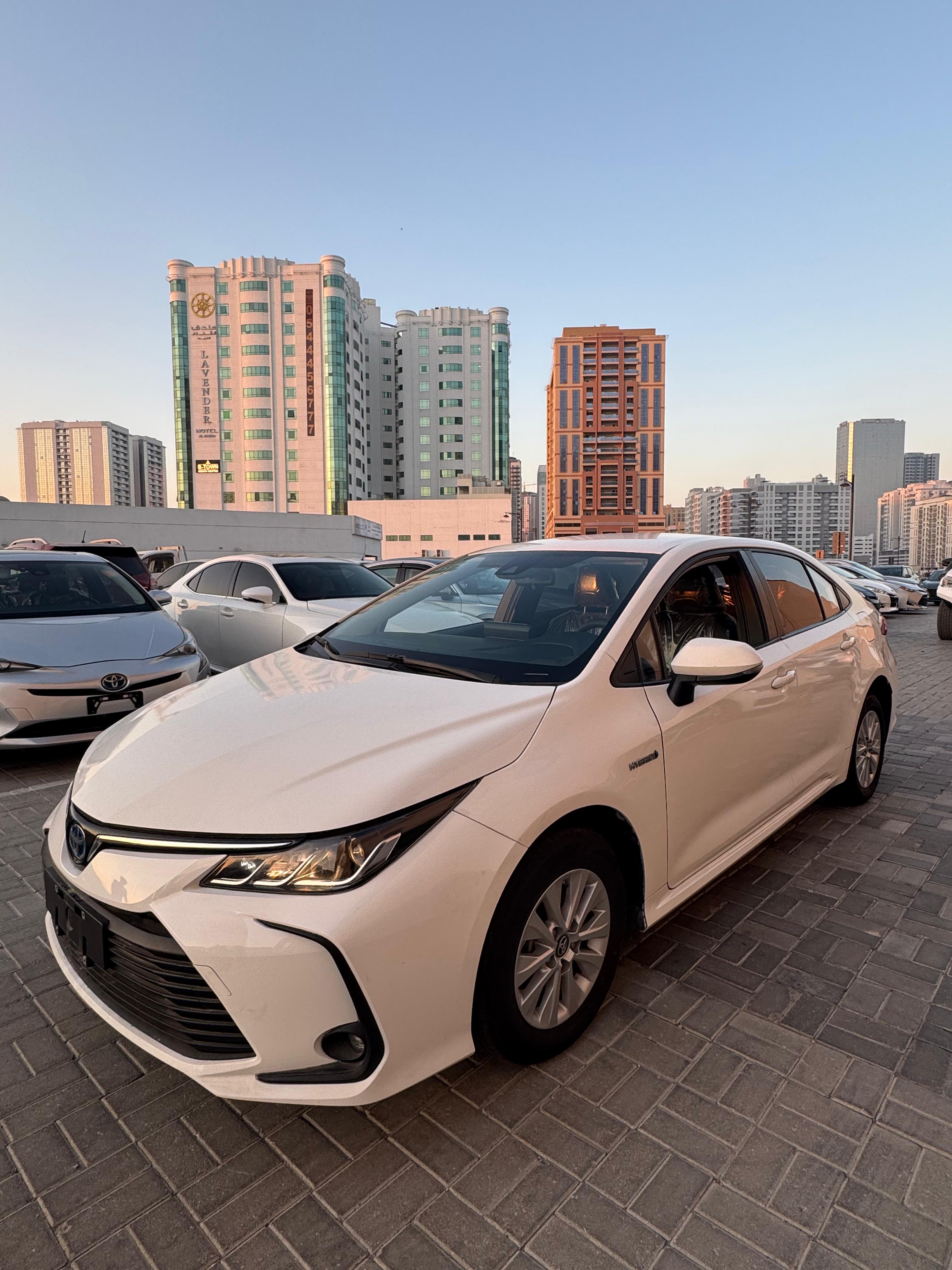 Weiß Toyota Corolla Hybrid XLE 2022