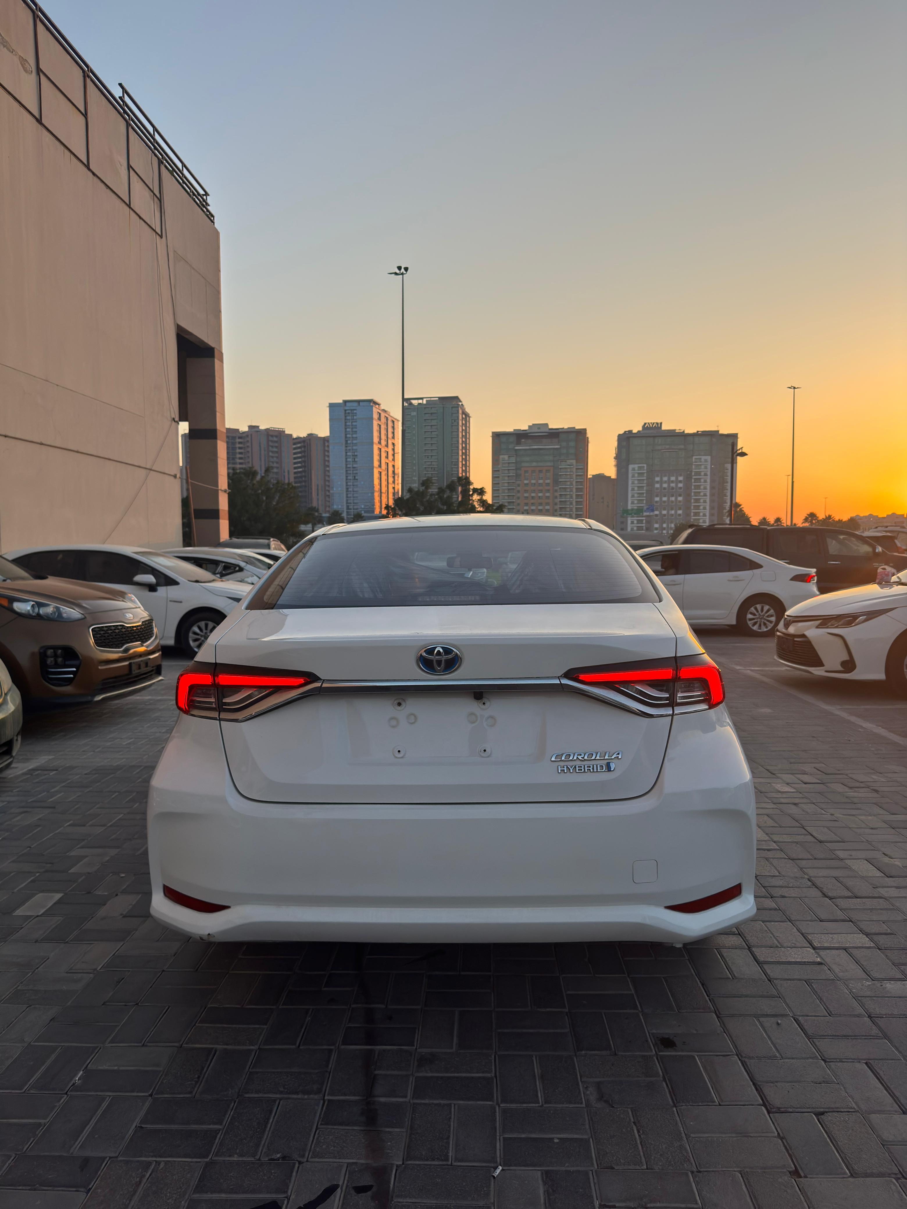 Beyaz Toyota Corolla Hybrid XLE 2022