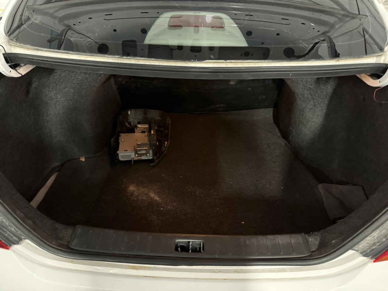 Bianca Nissan Sunny SV 2022