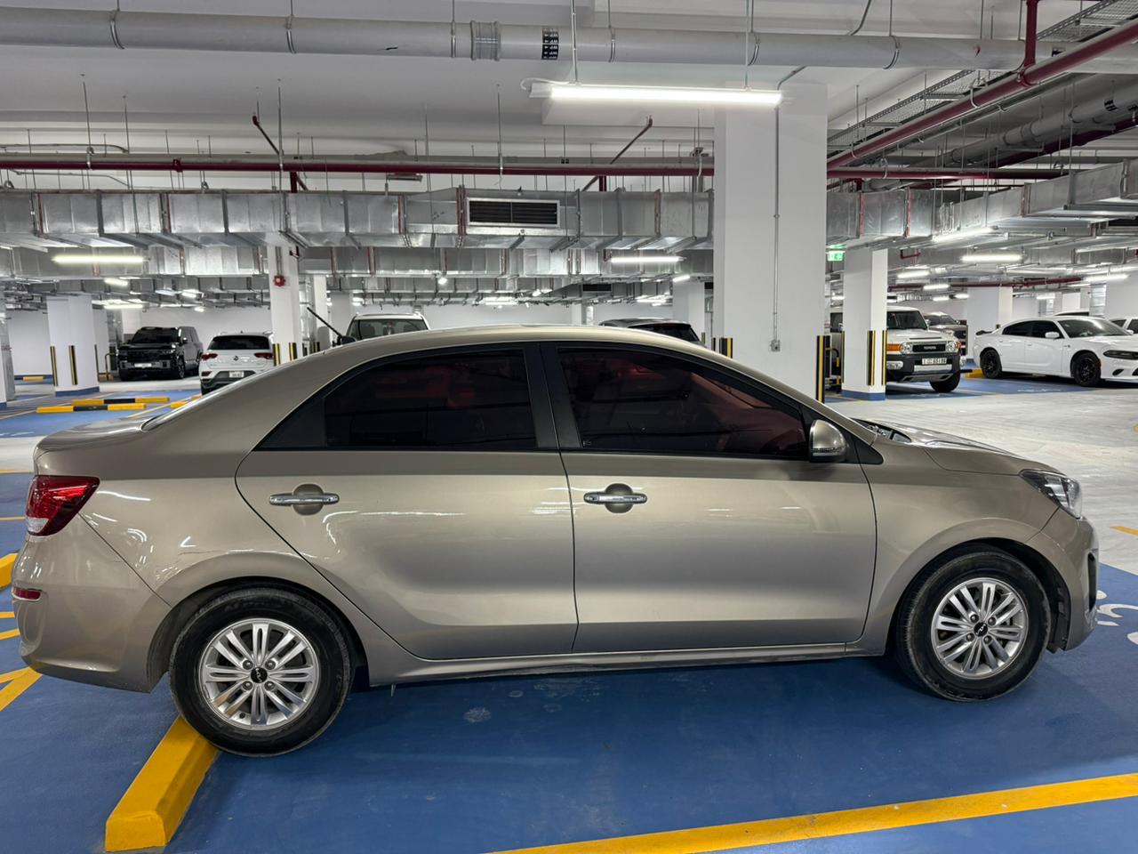 Bej Kia Pegas 2023